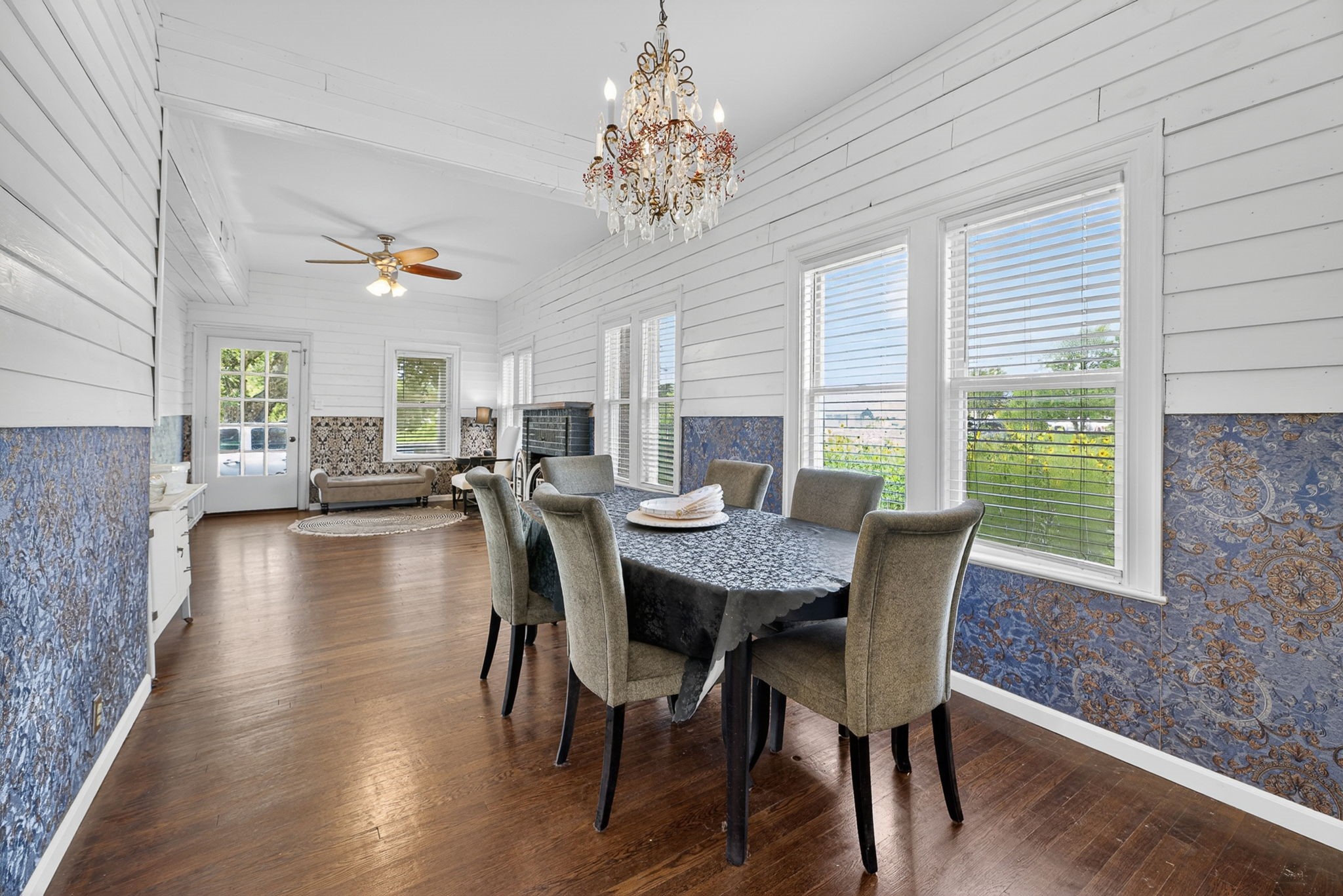 119 E Houston Street Property Photo 7