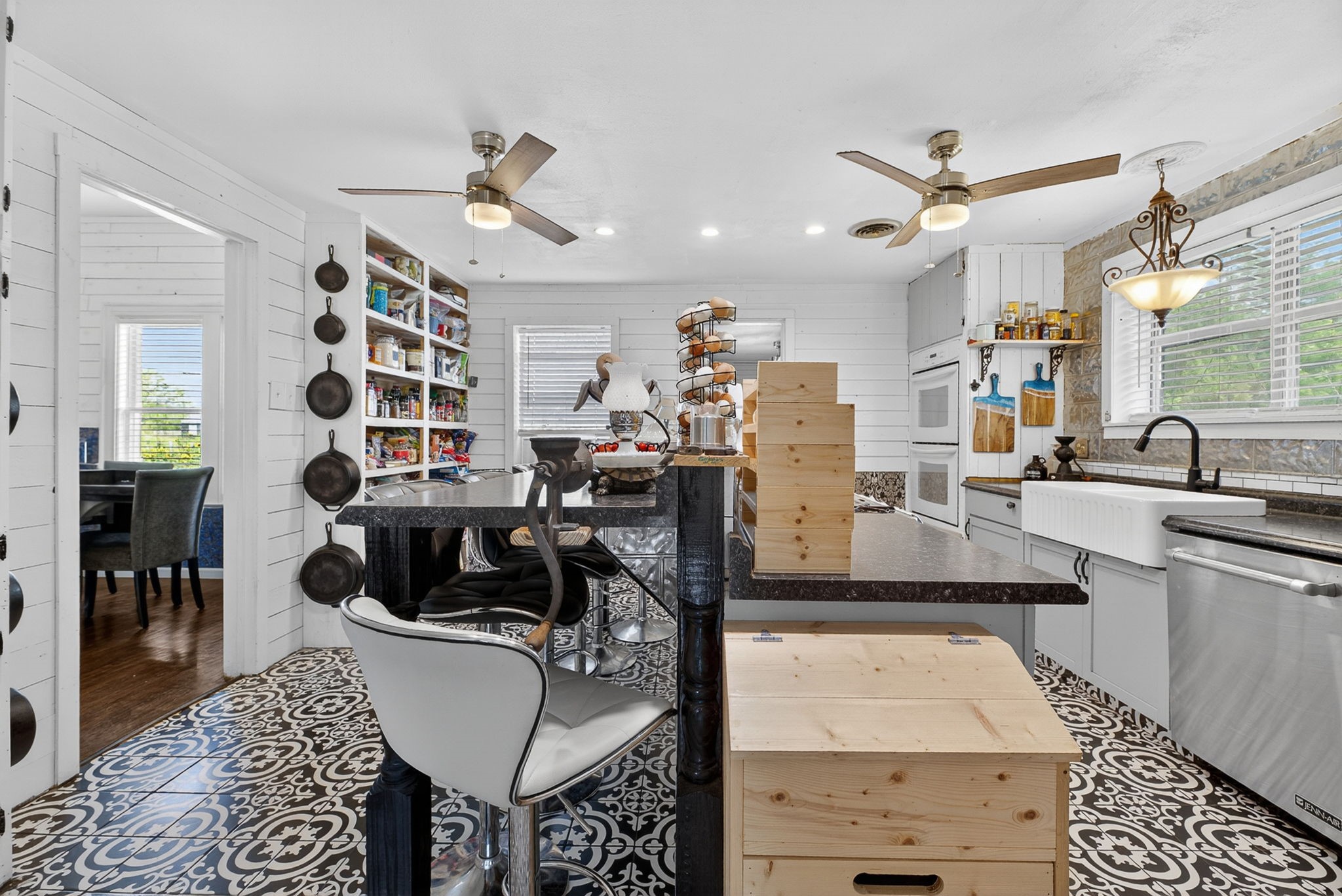 119 E Houston Street Property Photo 15