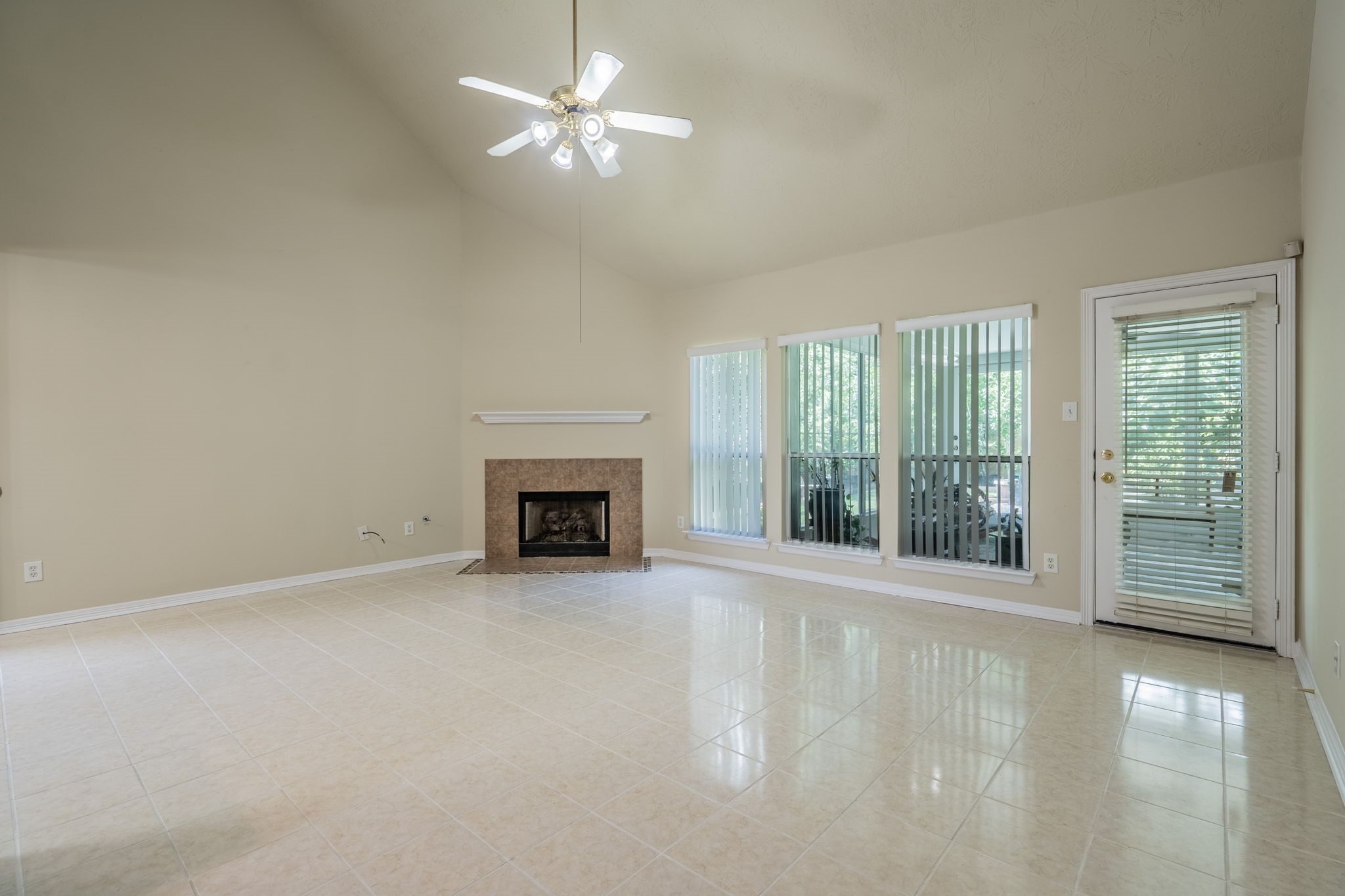 24139 Spring Sunset Drive Property Photo 4