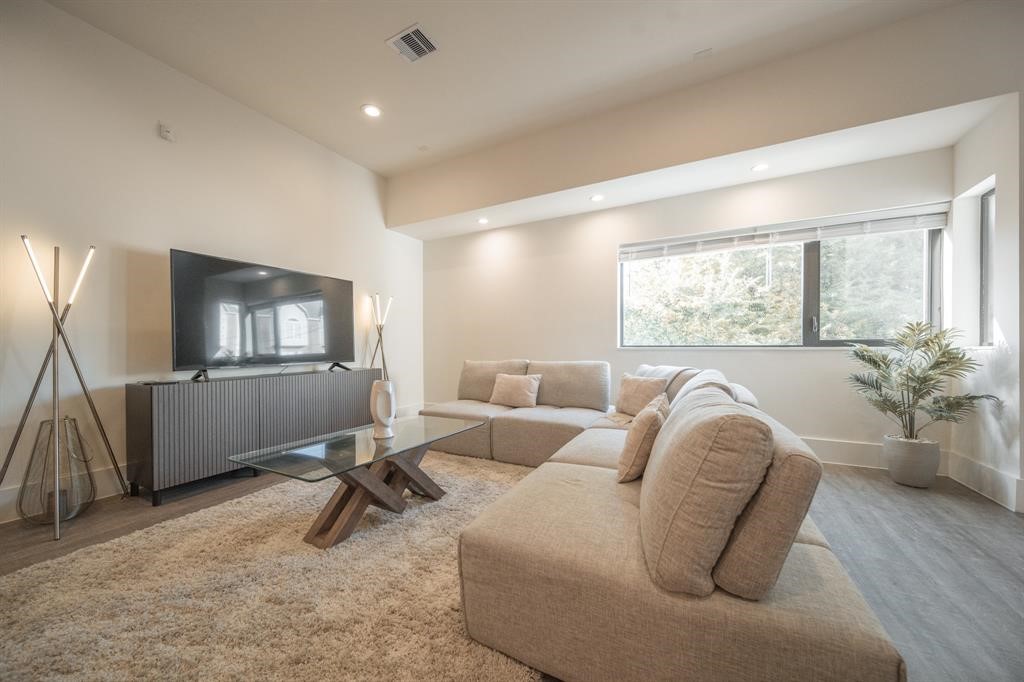 2212 Francis Street Property Photo 4