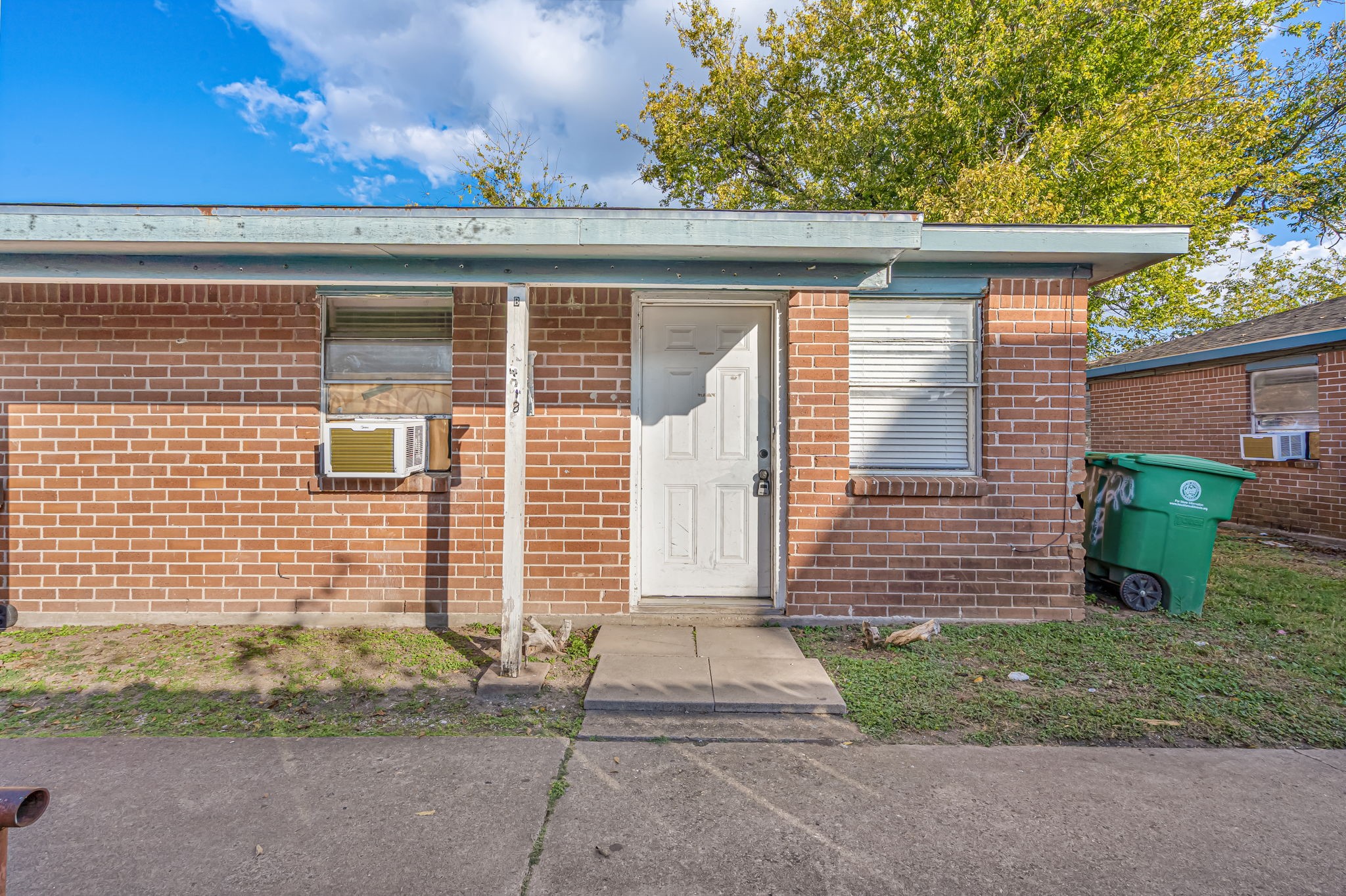 4718 Carmen Street B Property Photo 3