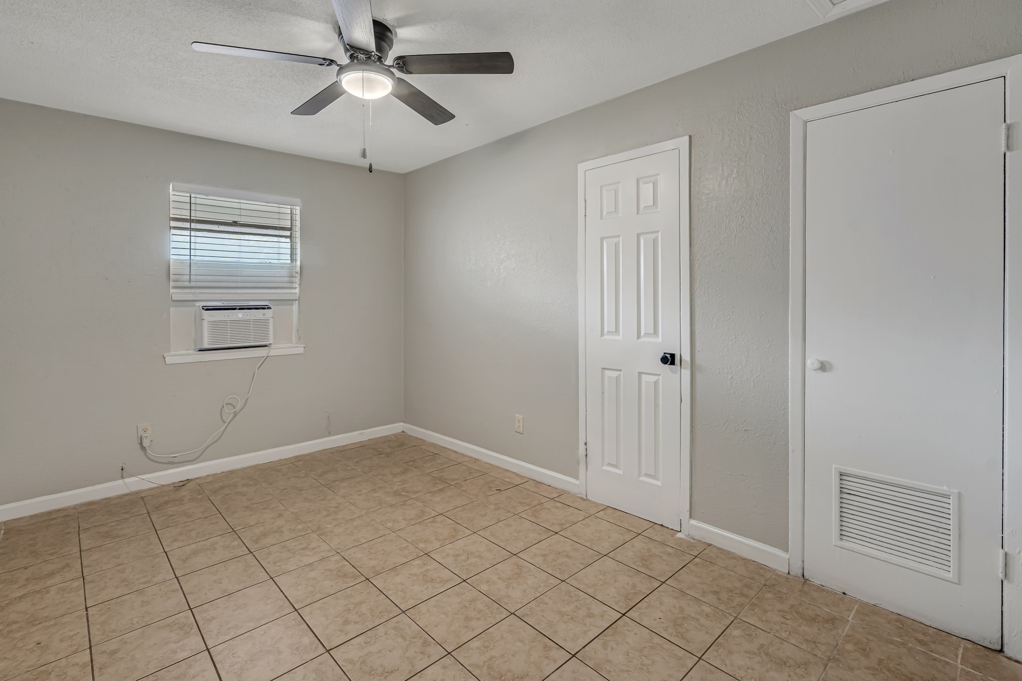 4718 Carmen Street B Property Photo 4