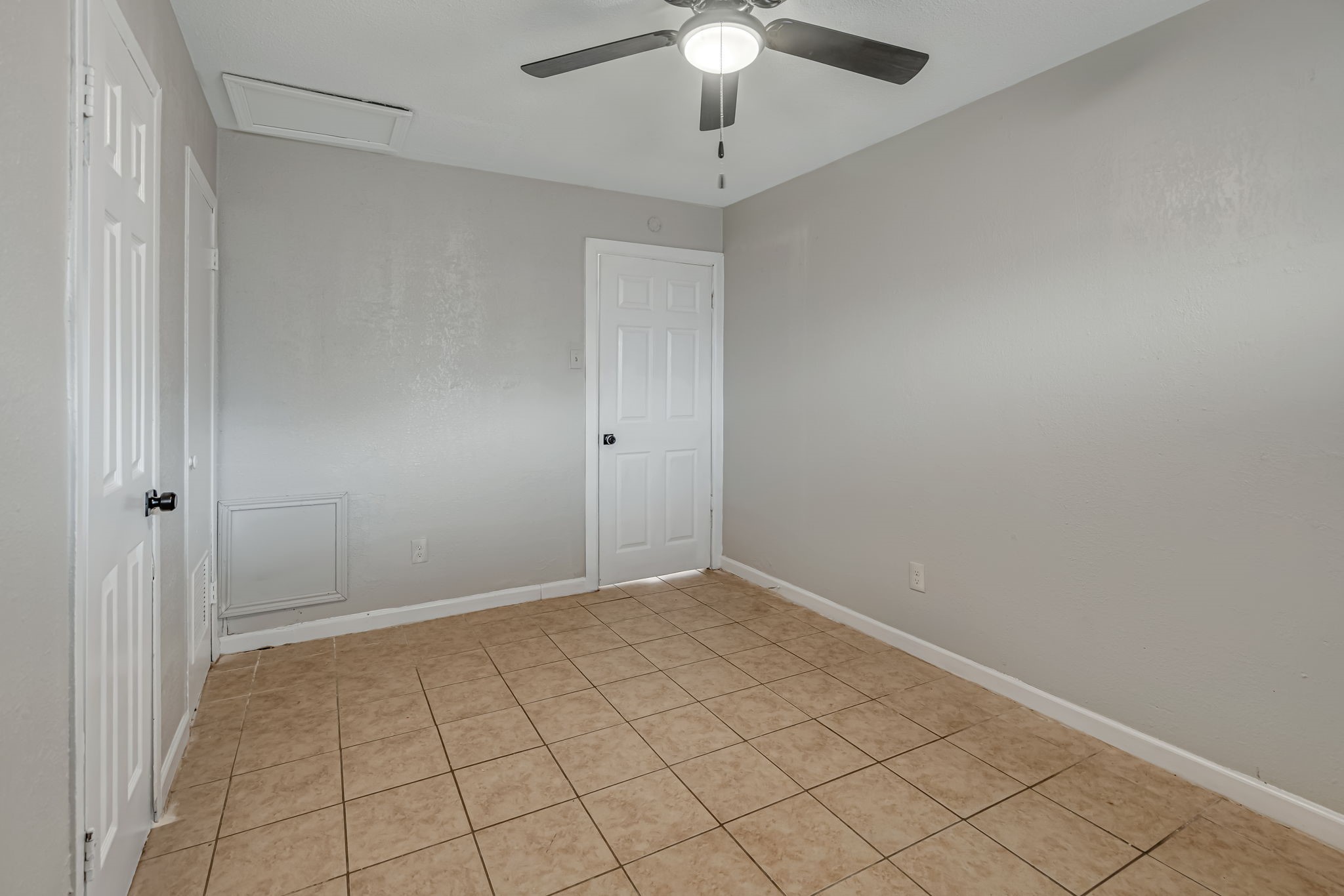 4718 Carmen Street B Property Photo 5