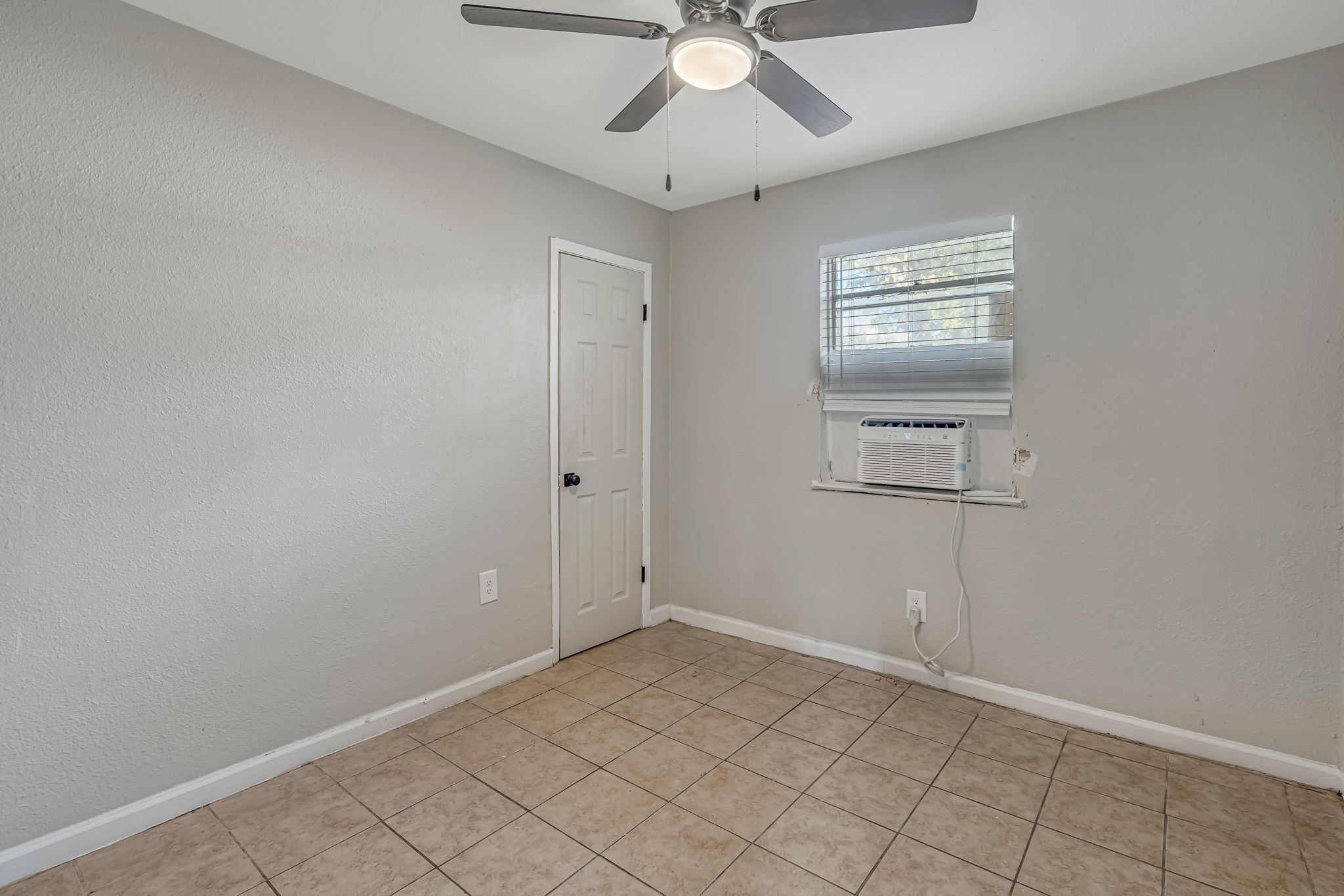 4718 Carmen Street B Property Photo 7