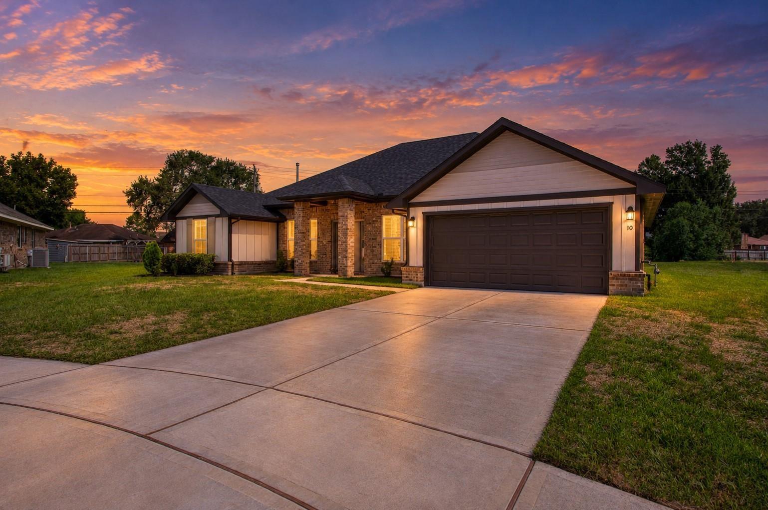 10 Gemstone Court, Angleton TX 77515 Property Photo 1