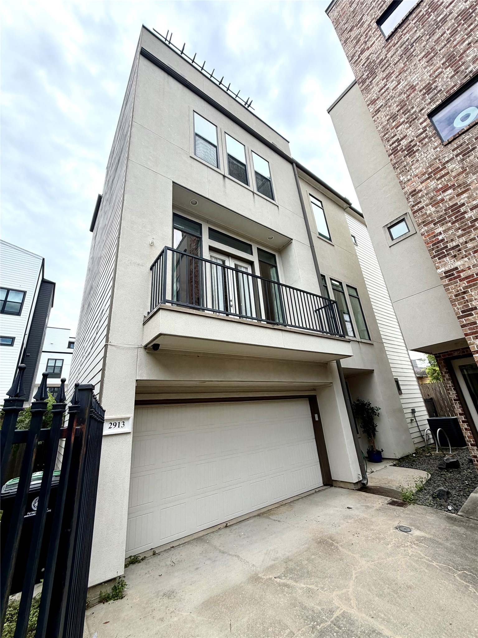 2913 Leeland Street Property Photo 2