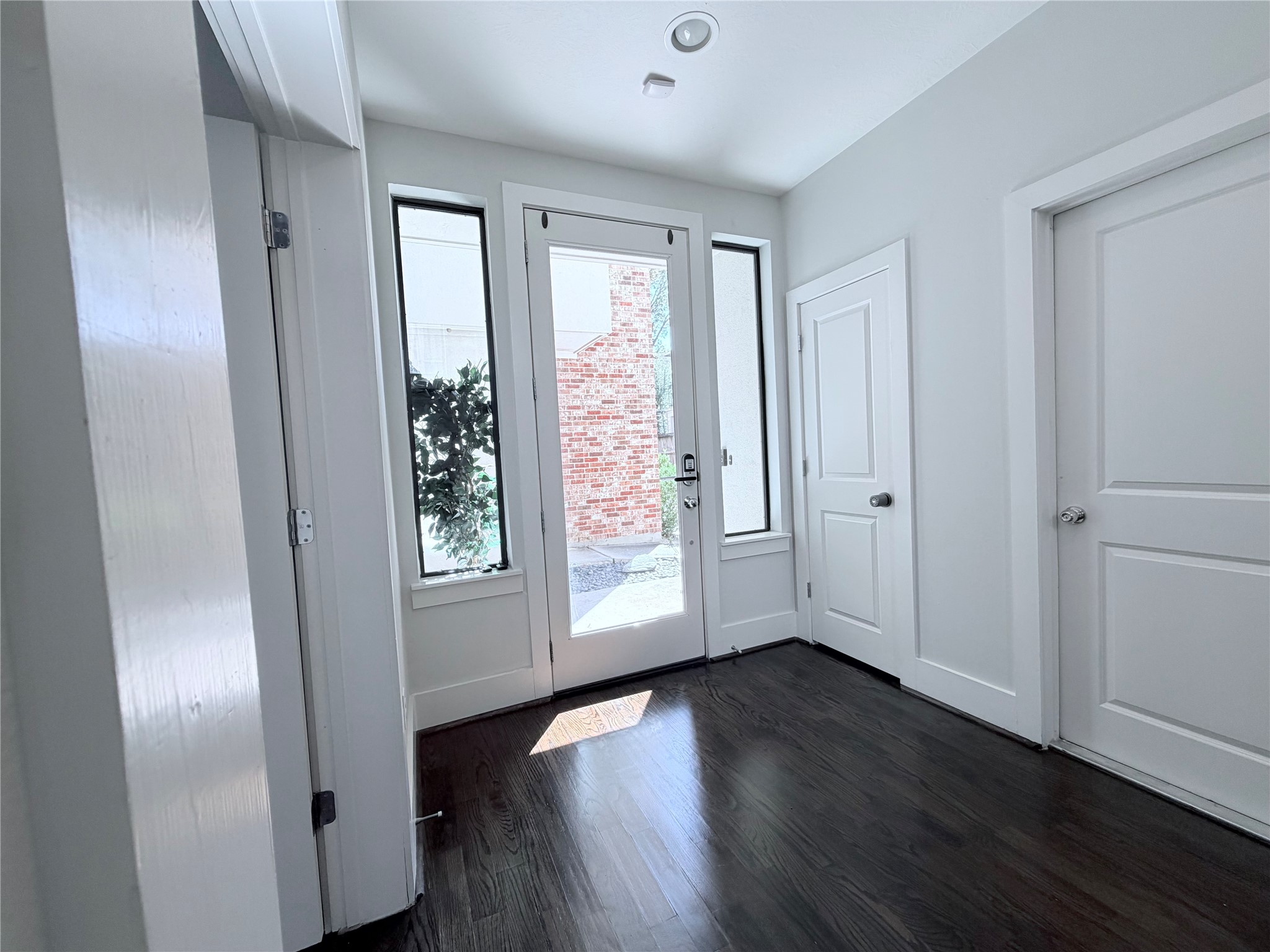 2913 Leeland Street Property Photo 4