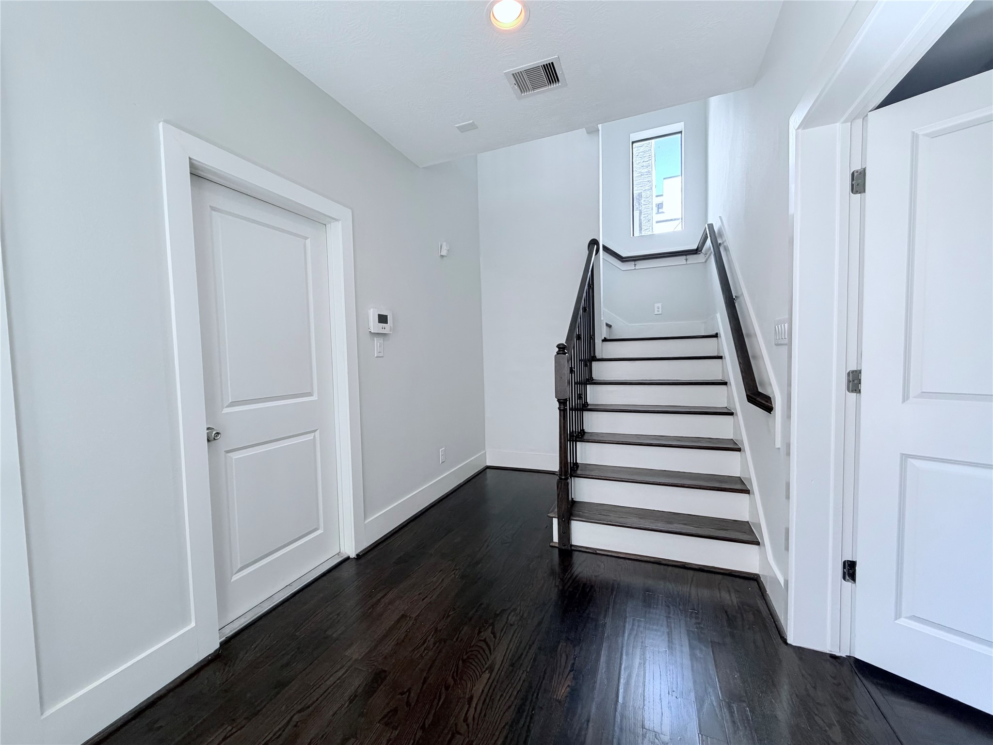 2913 Leeland Street Property Photo 5