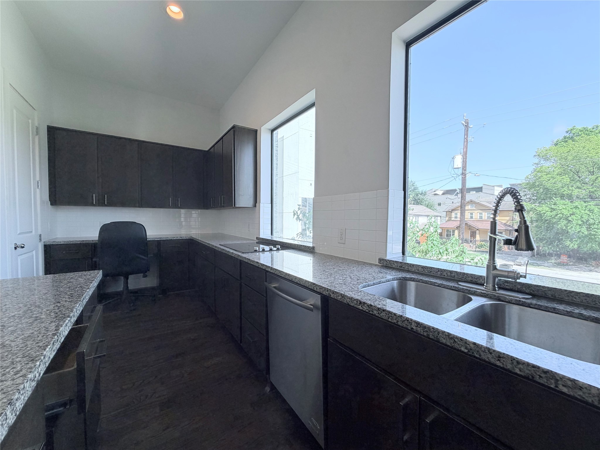 2913 Leeland Street Property Photo 14