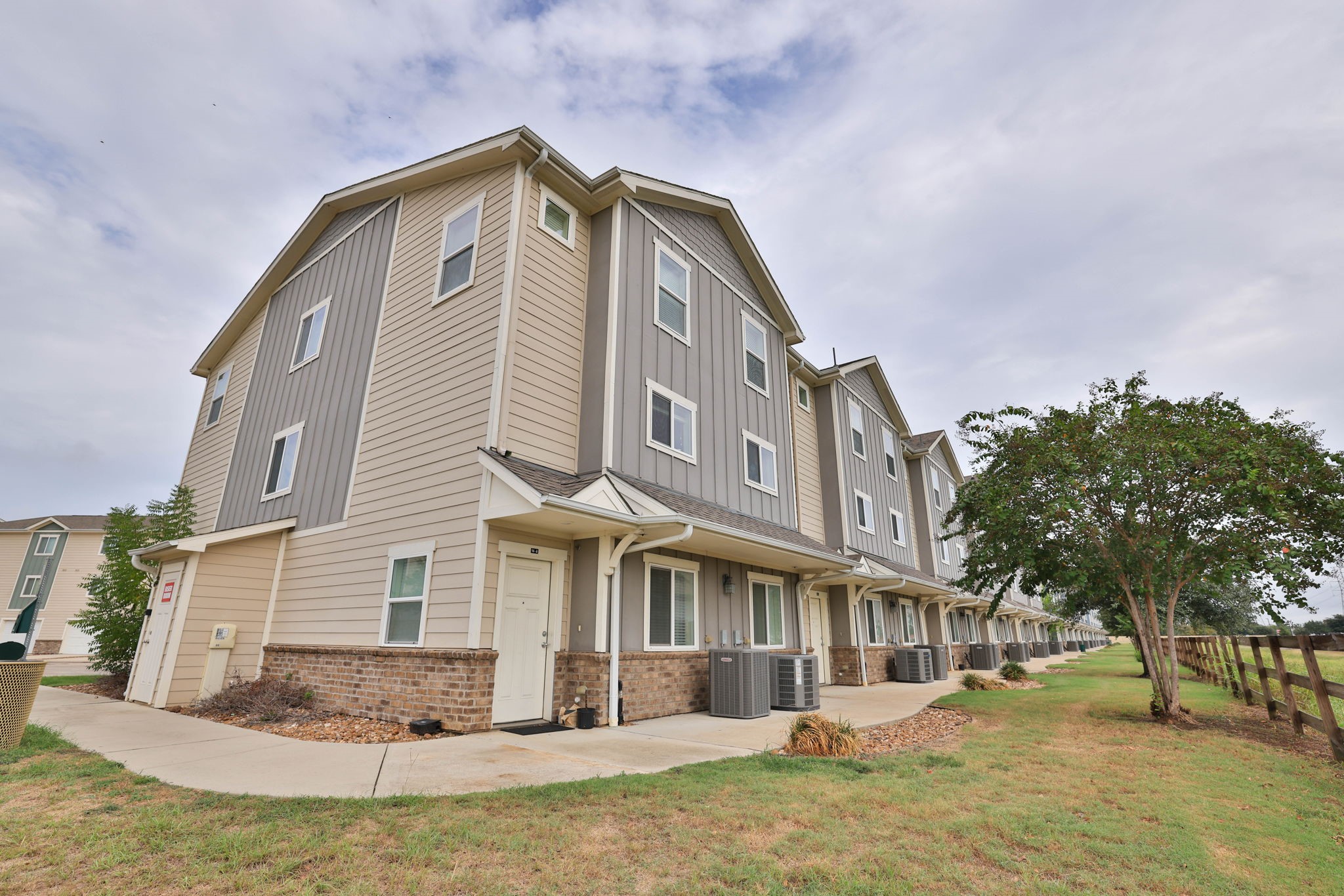 21155 Gosling Road 14 D Property Photo 1