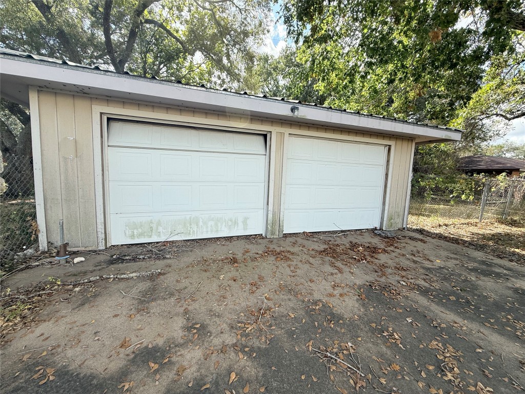 4100 Mockingbird Lane Property Photo 17