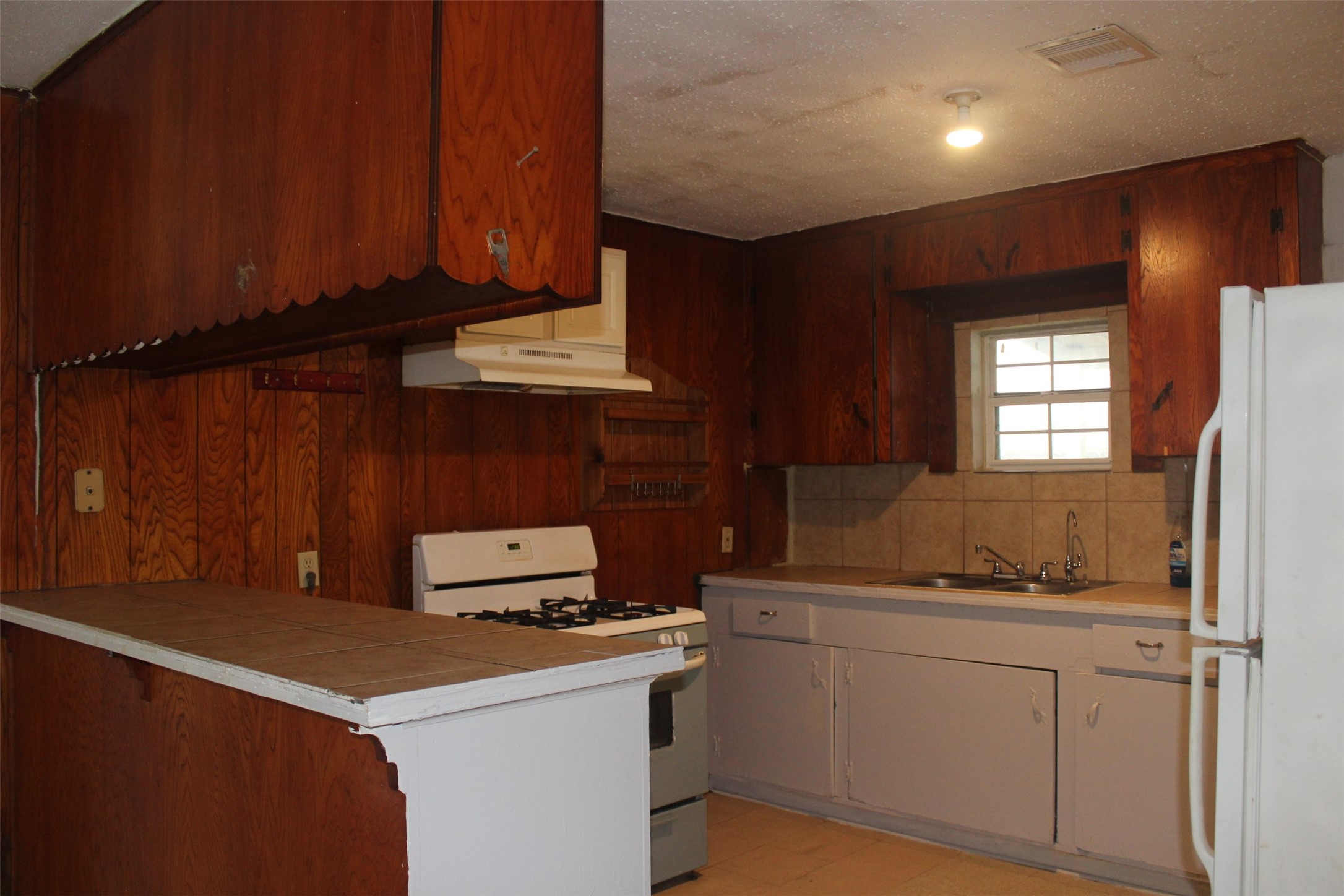 5726 Gardendale Drive Property Photo 4