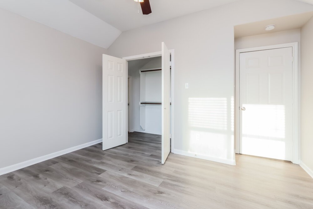 985 Oak Falls Drive Property Photo 14