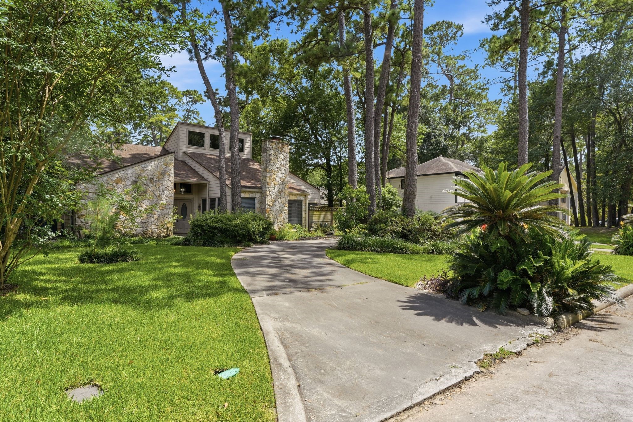 6611 Rippling Hollow Drive Property Photo 3