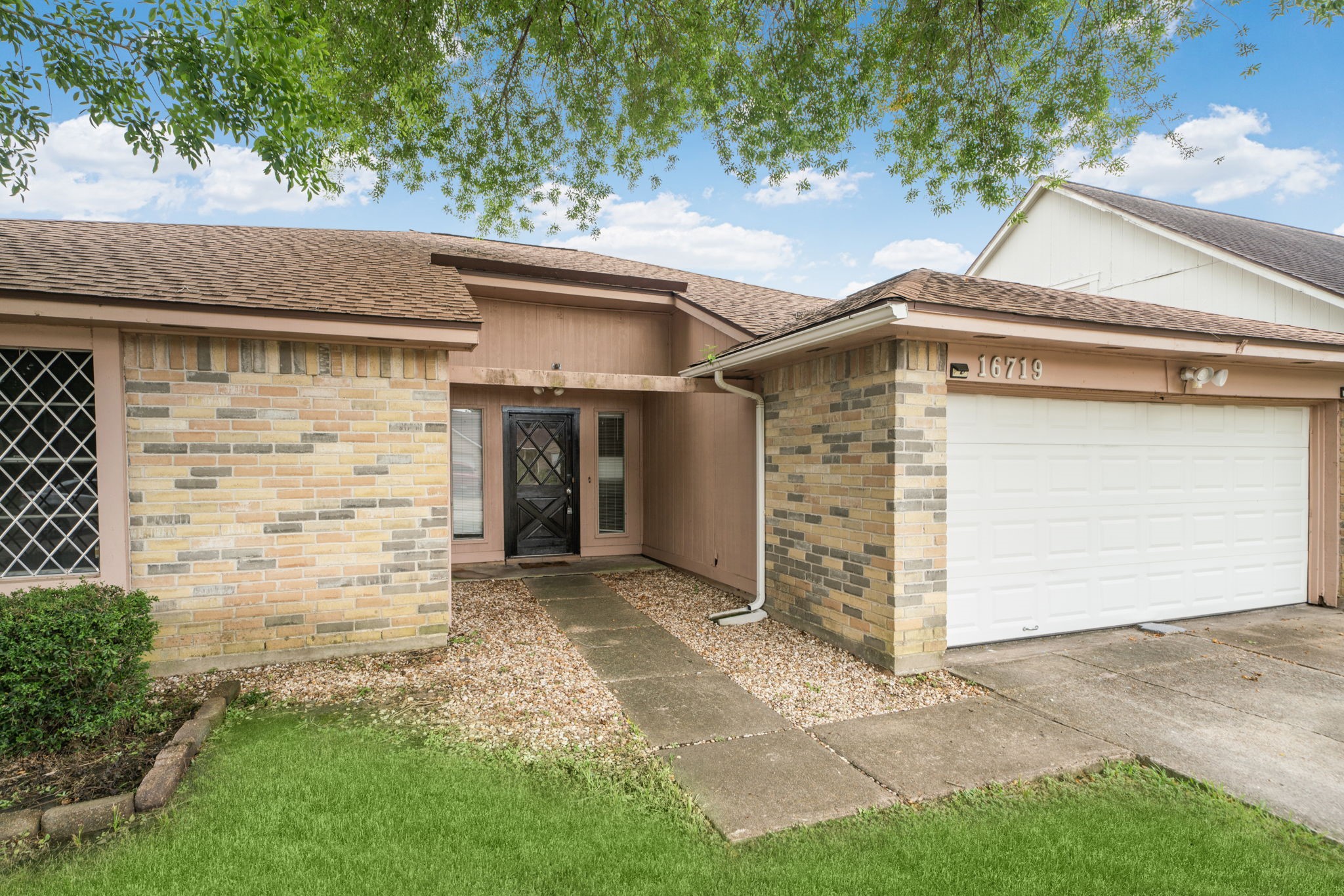 16719 Sky Blue Lane Property Photo 2
