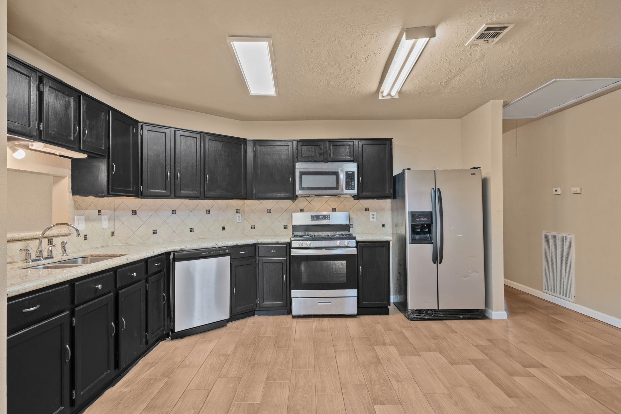 16719 Sky Blue Lane Property Photo 4