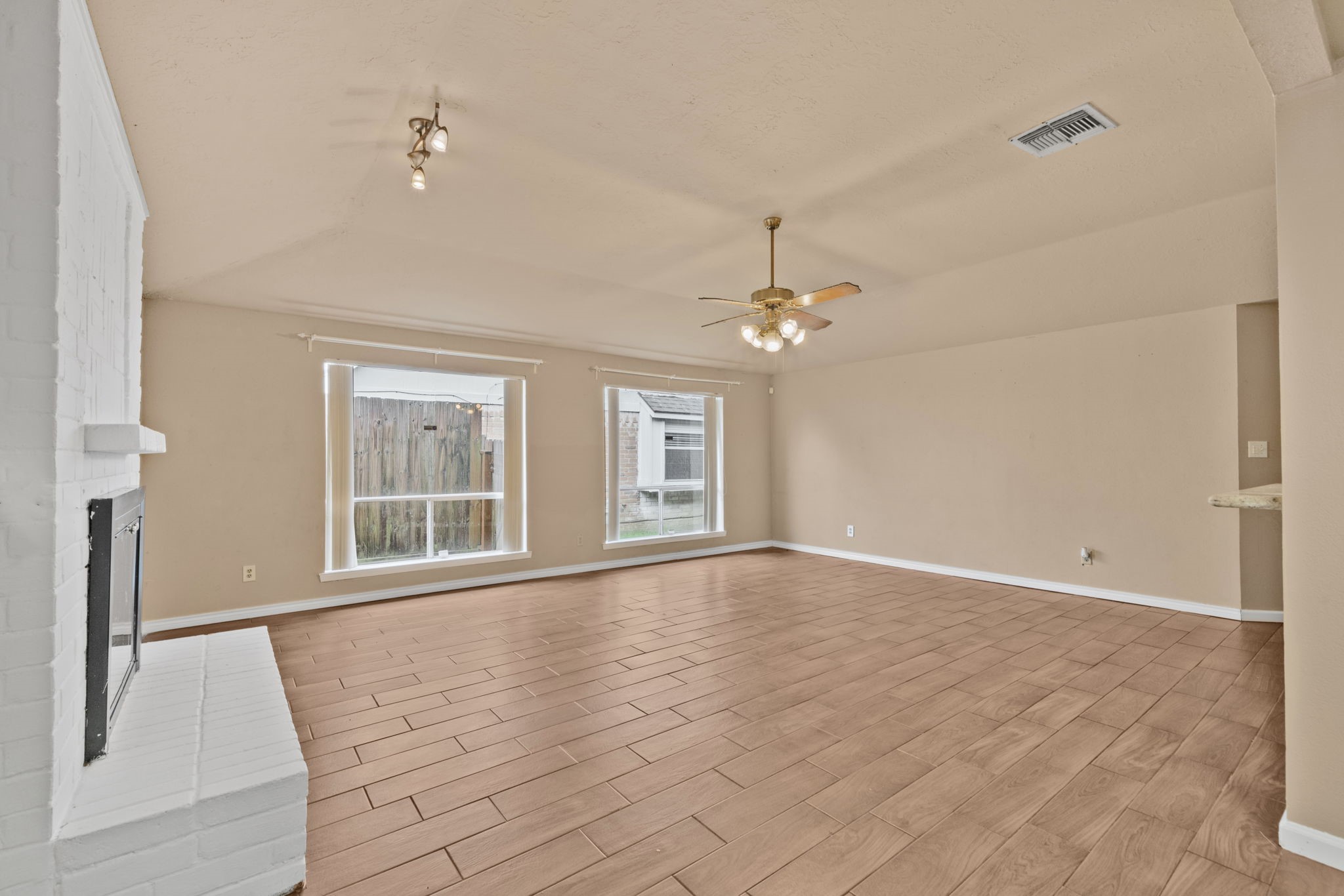 16719 Sky Blue Lane Property Photo 6