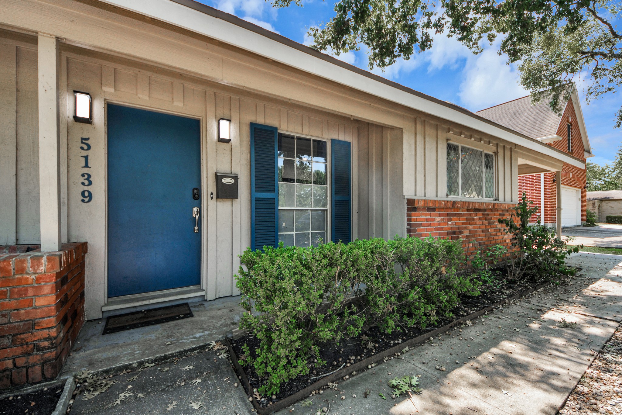 5139 Beechnut Street Property Photo 2