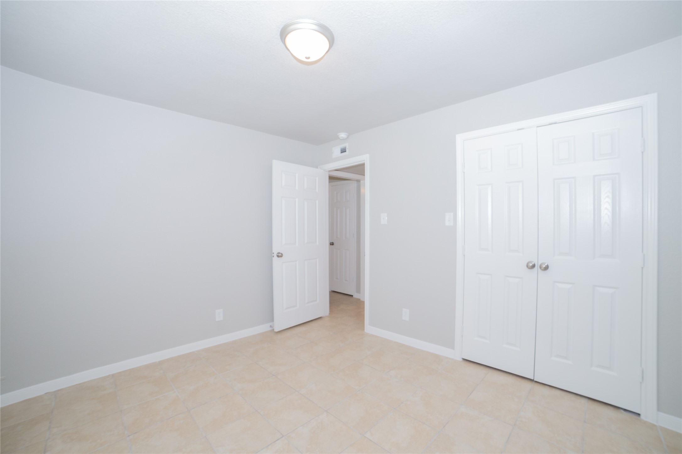 2010 E Travis Street 116 Property Photo 4