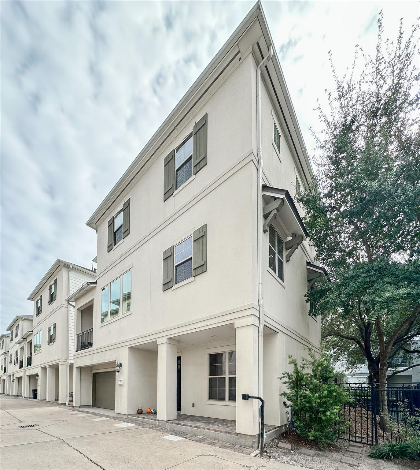 2 Hermann Park Court, Houston TX 77021 Property Photo 1