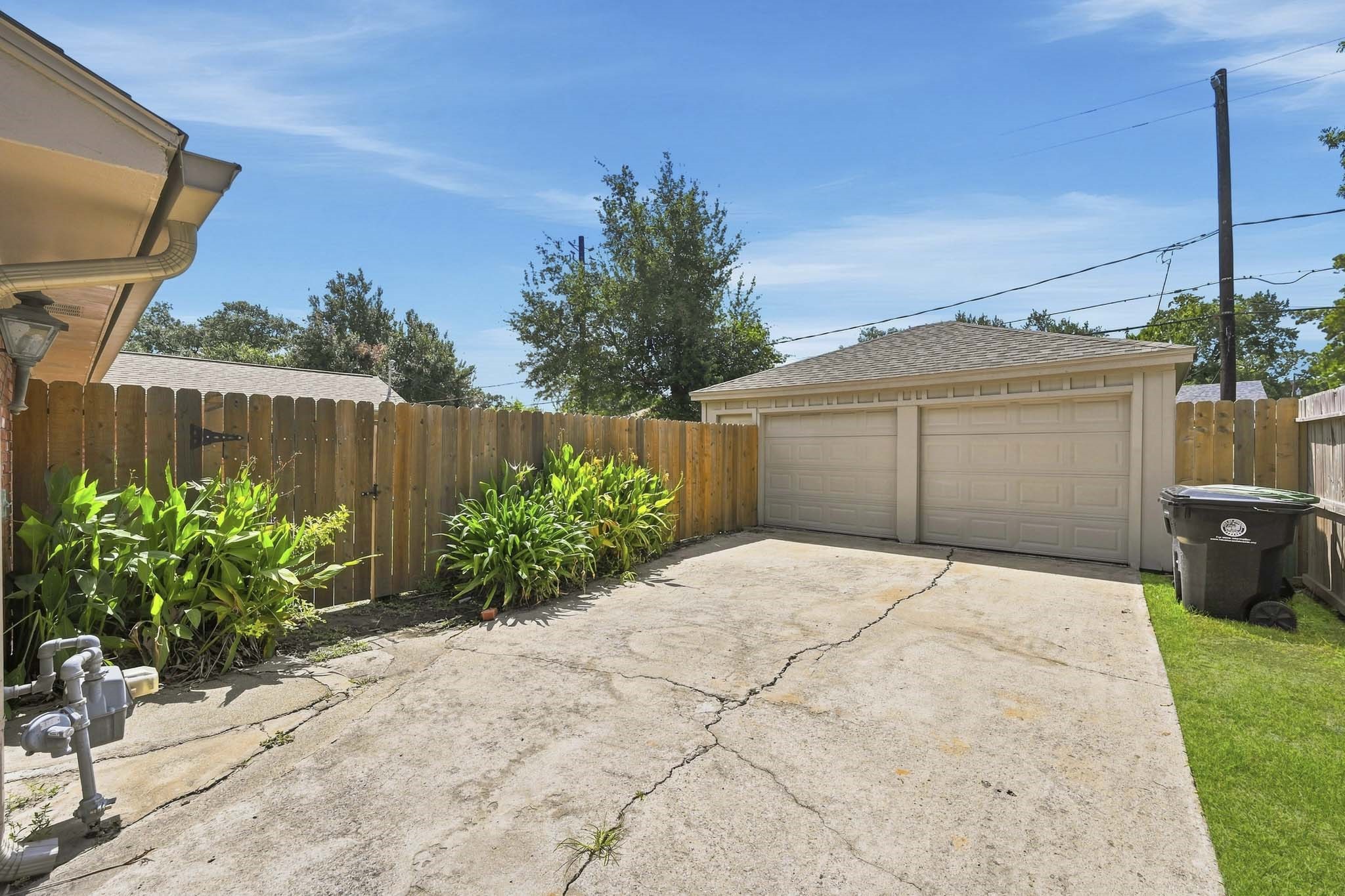 10503 Shadow Wood Drive Property Photo 3