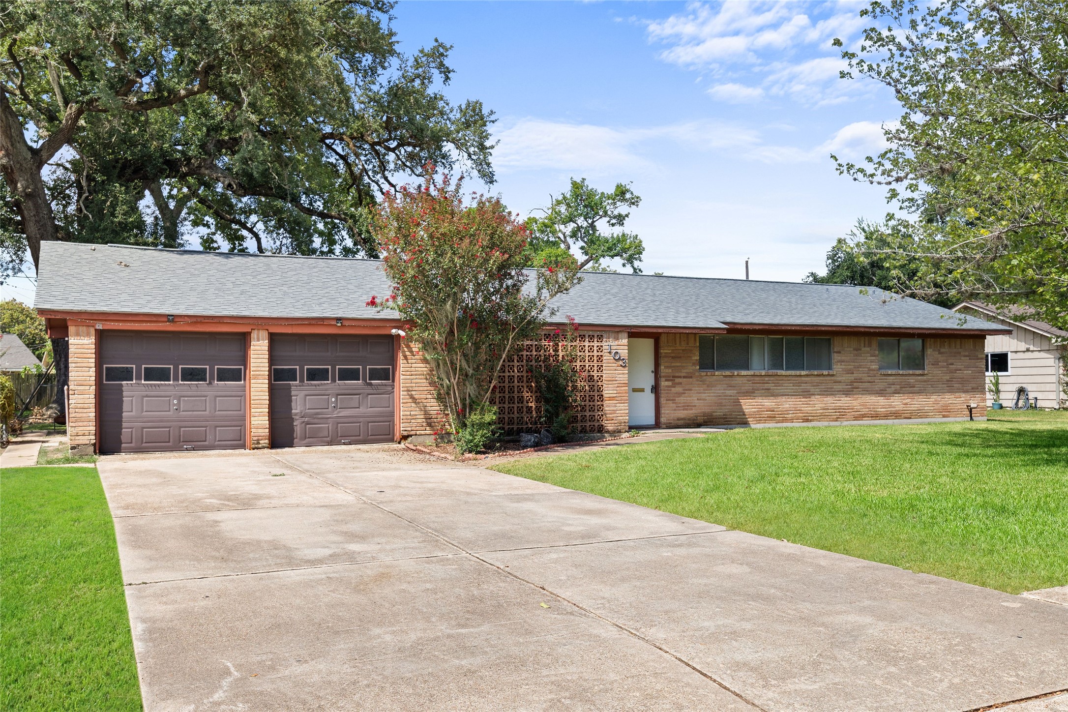 103 Ligustrum Street Property Photo 2