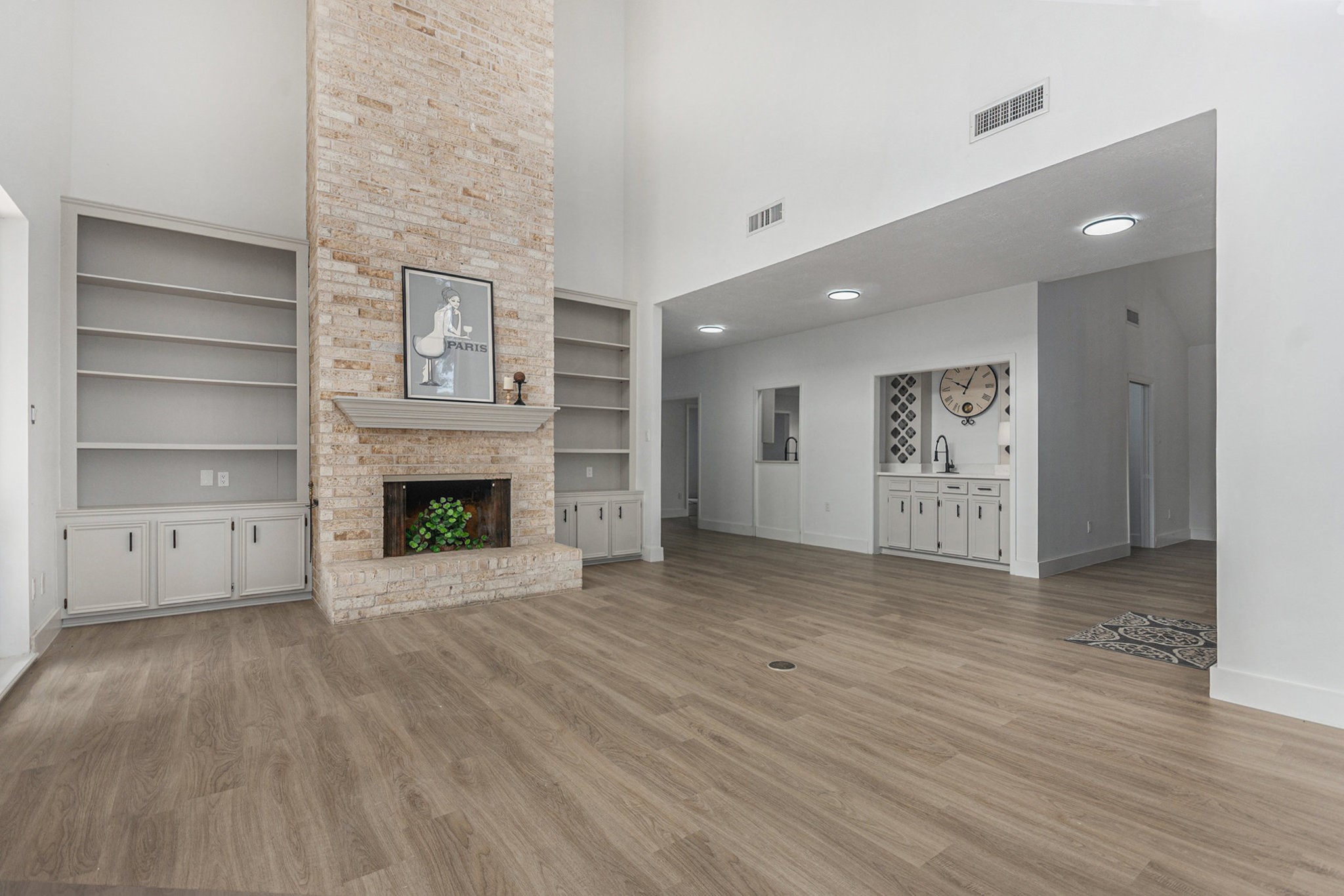 4334 Lake Grove Drive Property Photo 6