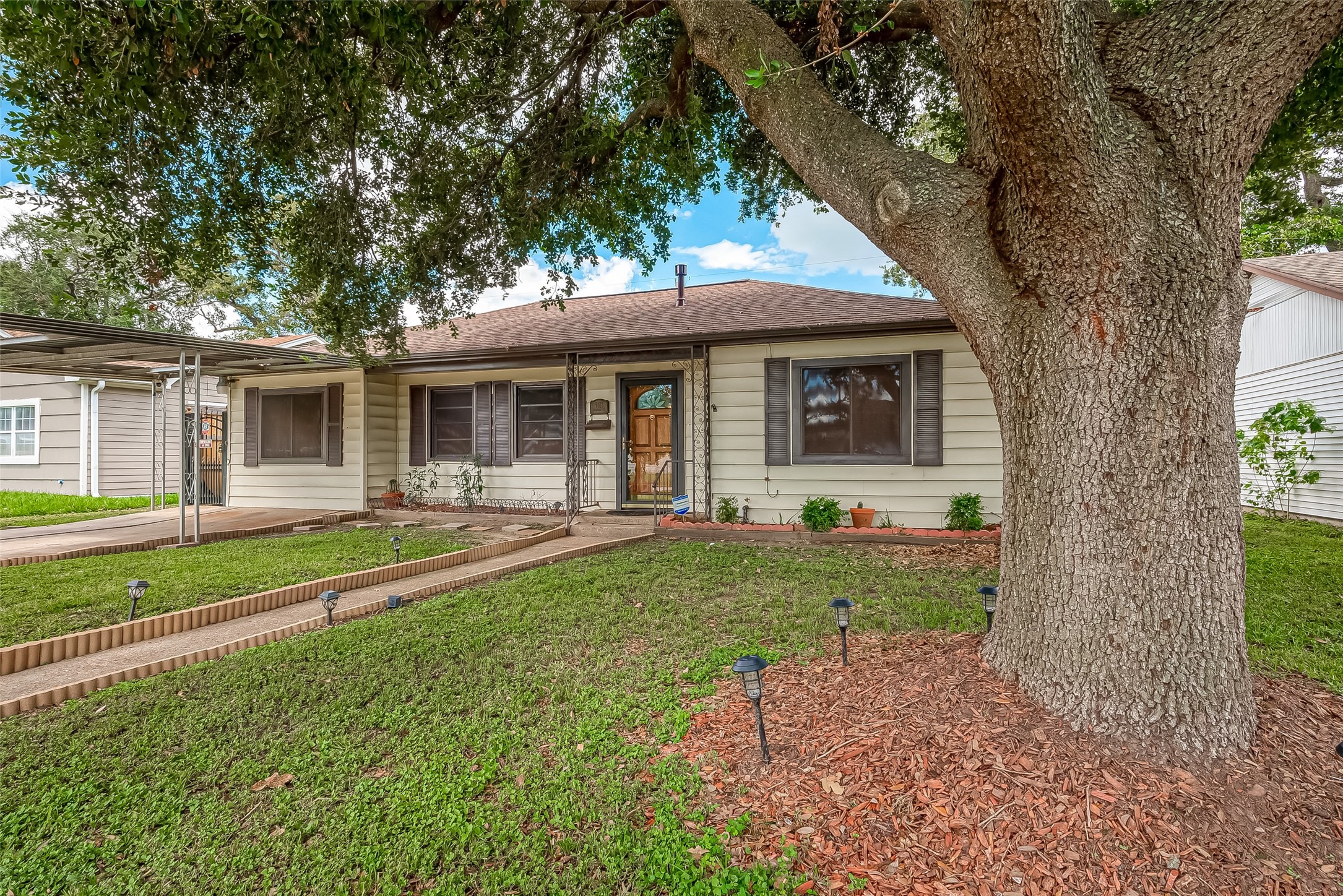 7515 Hereford Street Property Photo 3