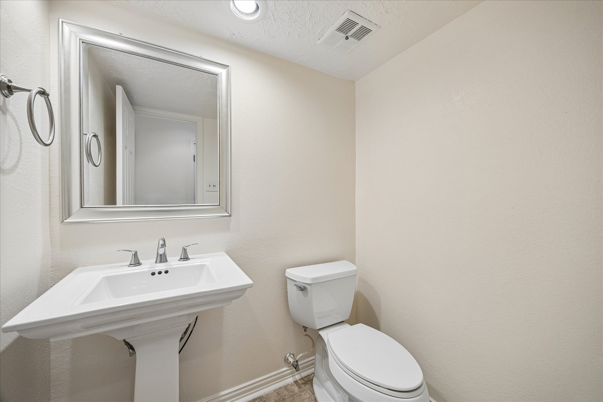 8915 Lakeside Forest Drive Property Photo 18