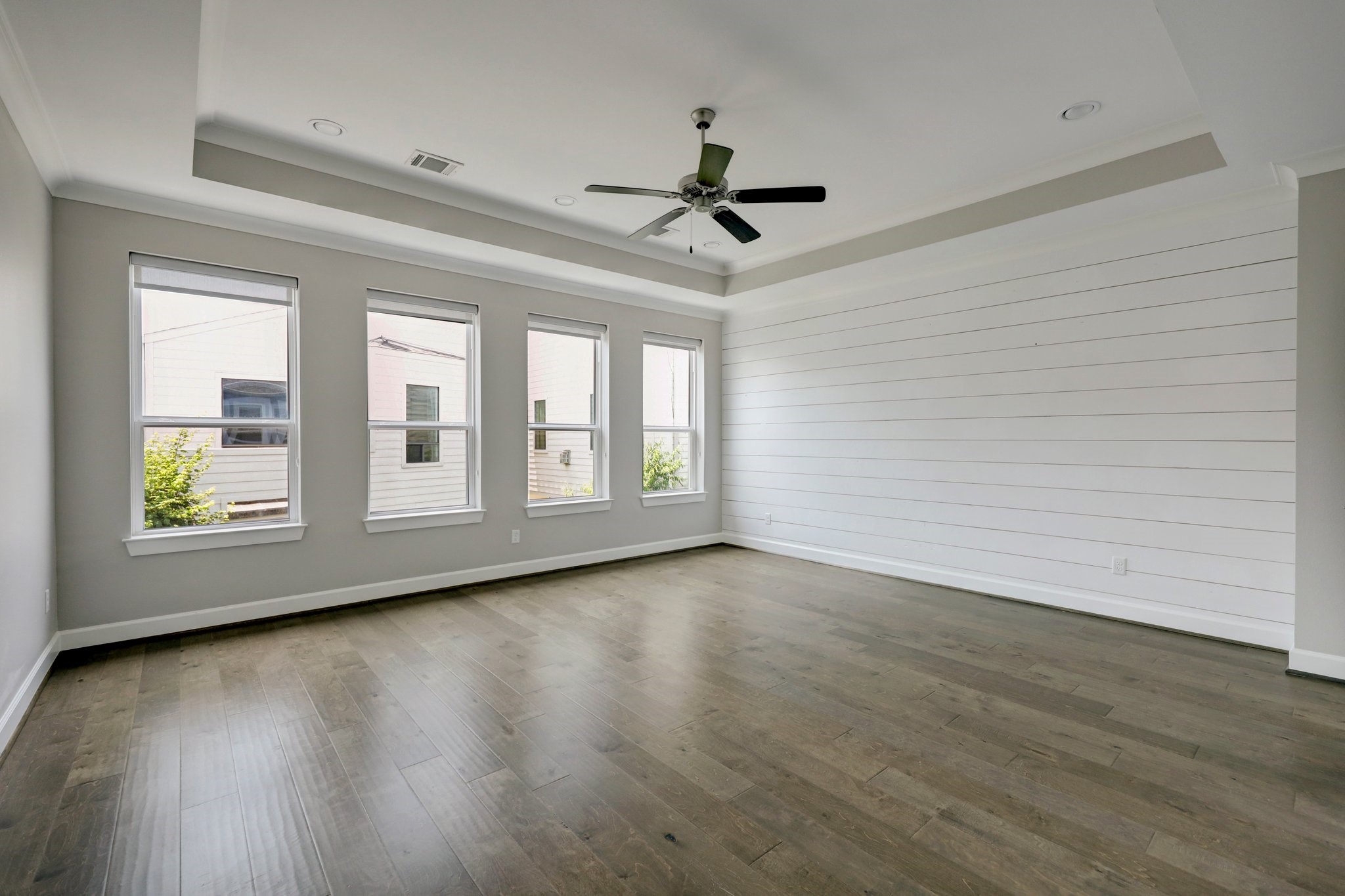 5233 Larkin Street B Property Photo 4