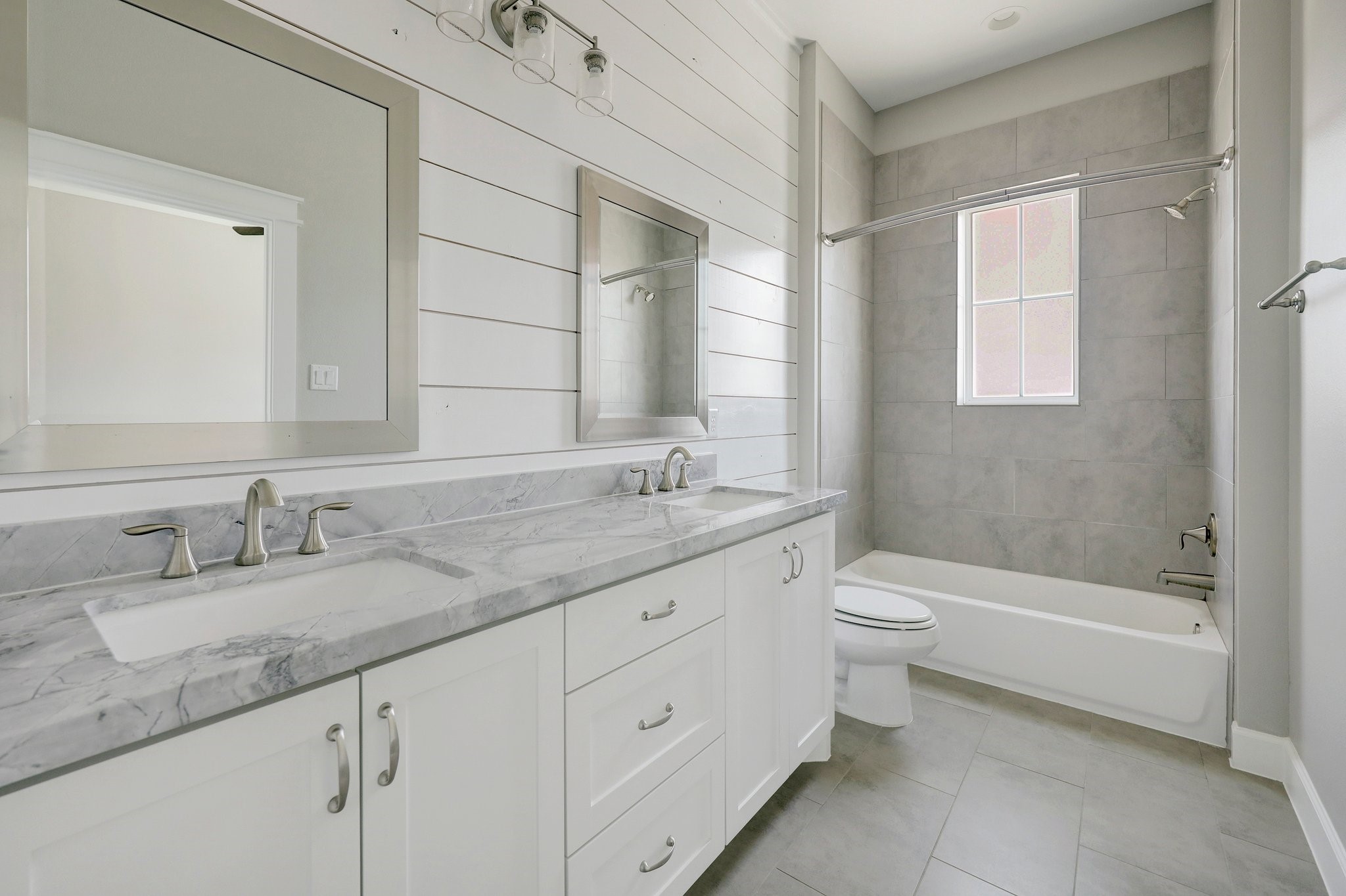 5233 Larkin Street B Property Photo 12