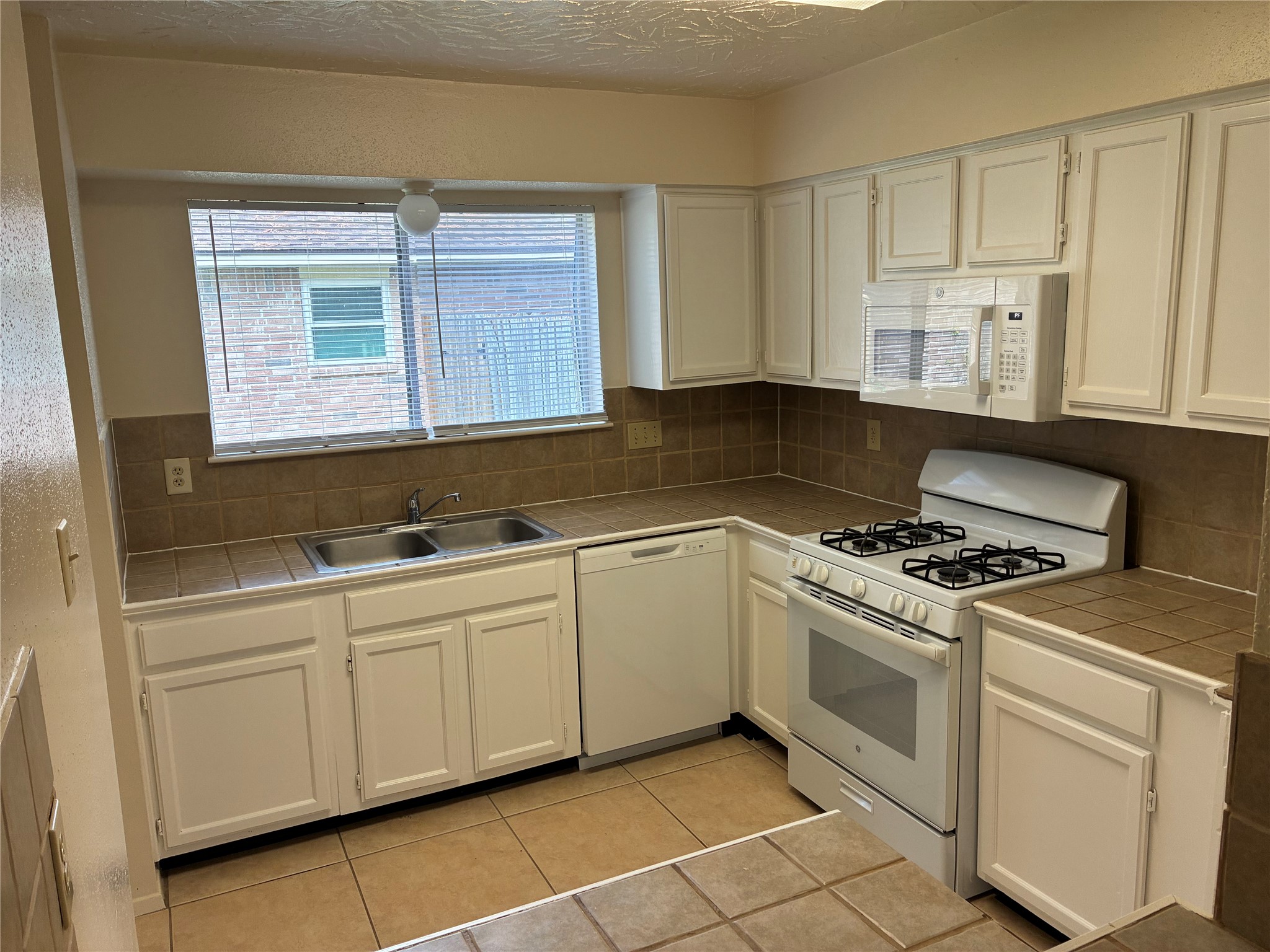 16230 Cutten Road Property Photo 8