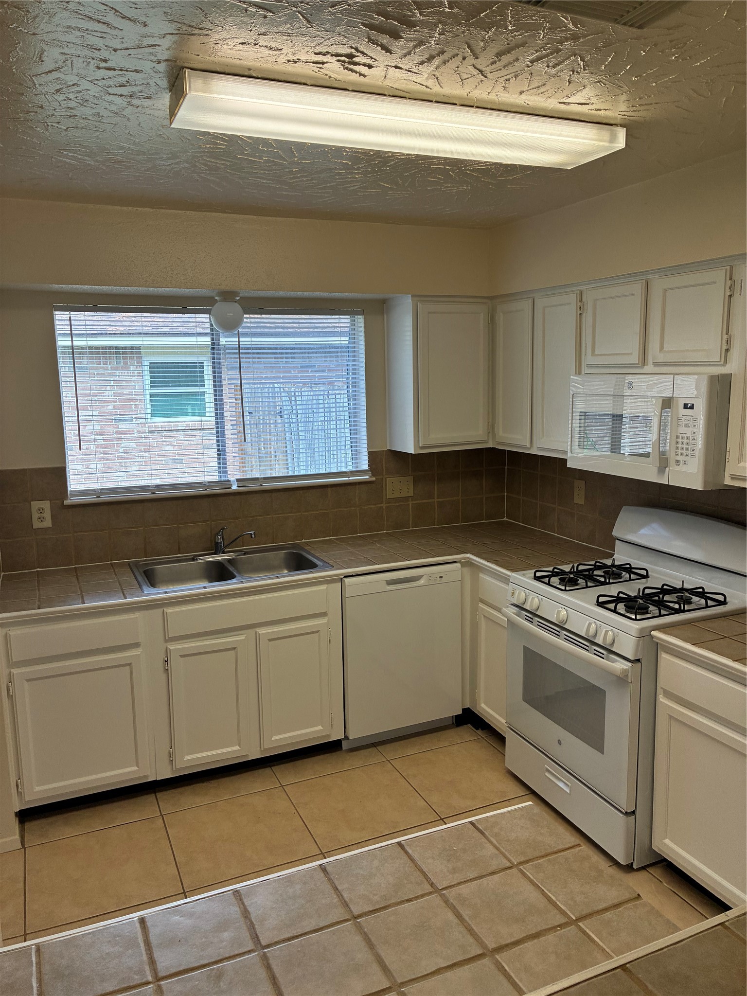 16230 Cutten Road Property Photo 9