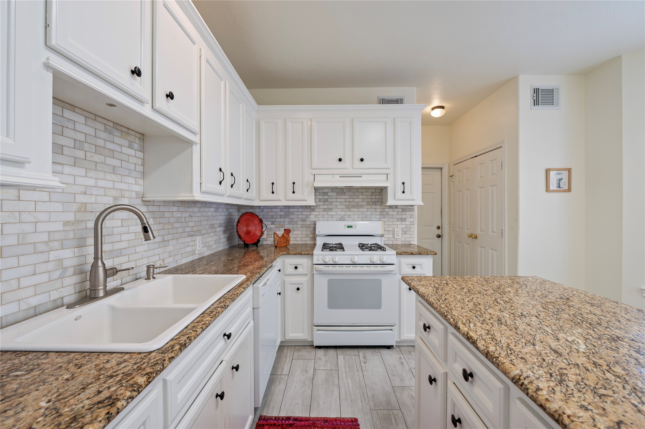 2060 Glencove Drive Property Photo 13