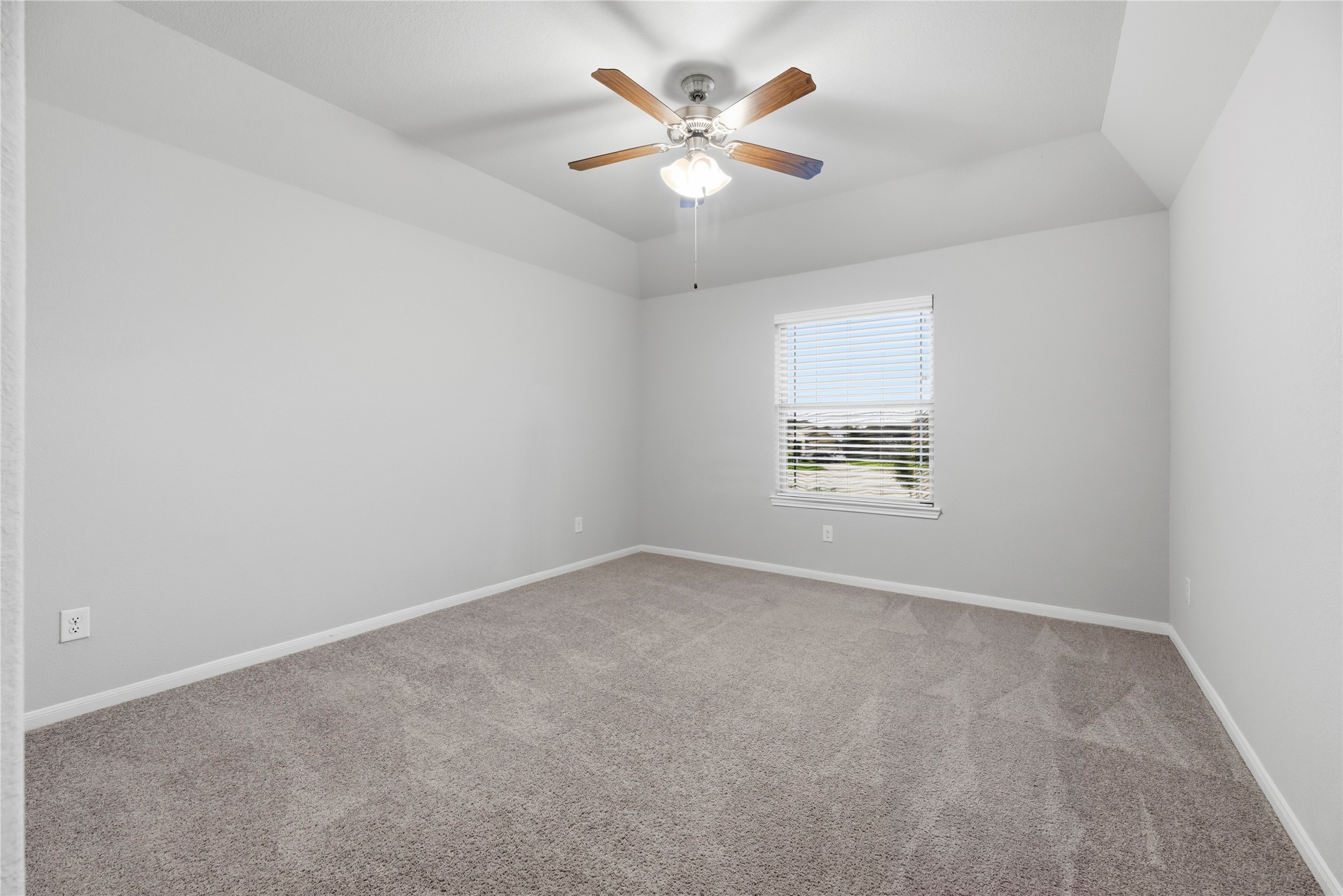 14906 Pinehurst Avenue Property Photo 25