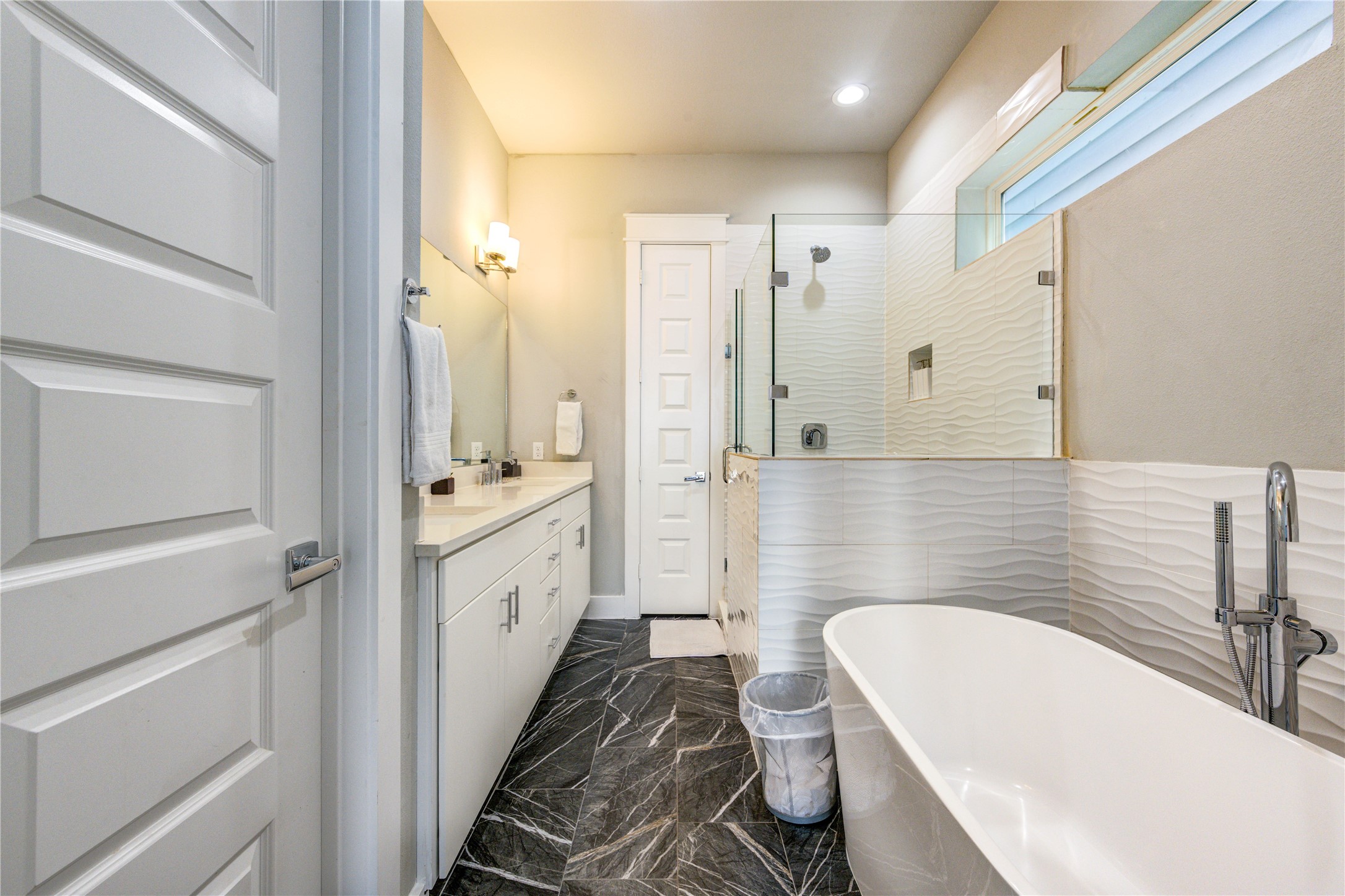 2107 Engelmohr Street B Property Photo 4