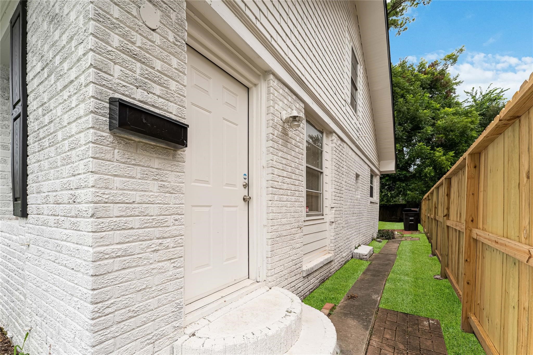 2414 Isabella Street Property Photo 2
