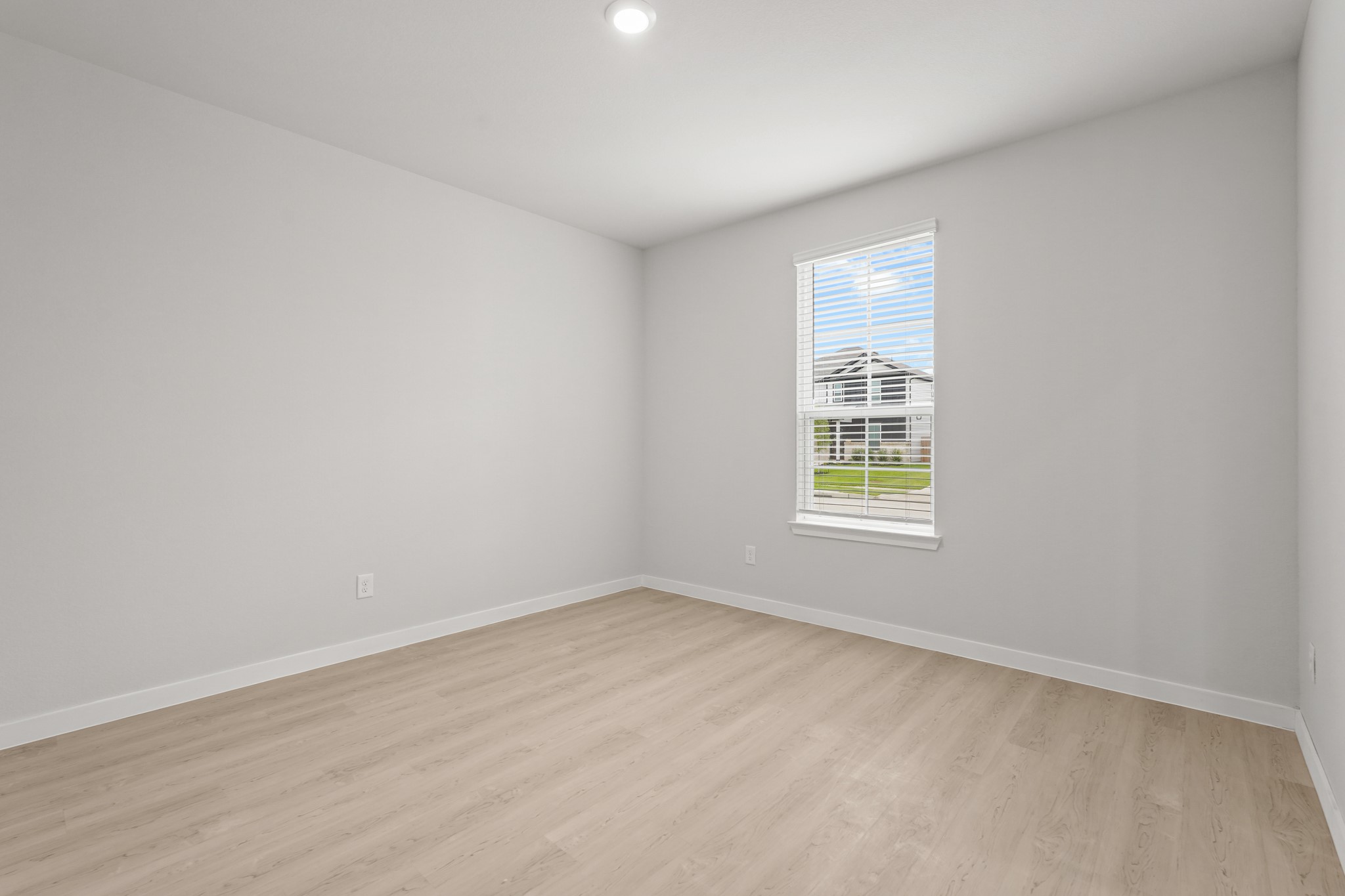 17234 White Peace Drive Property Photo 2