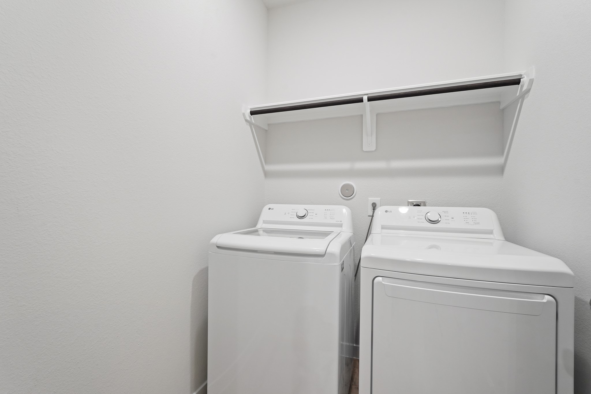 17234 White Peace Drive Property Photo 4