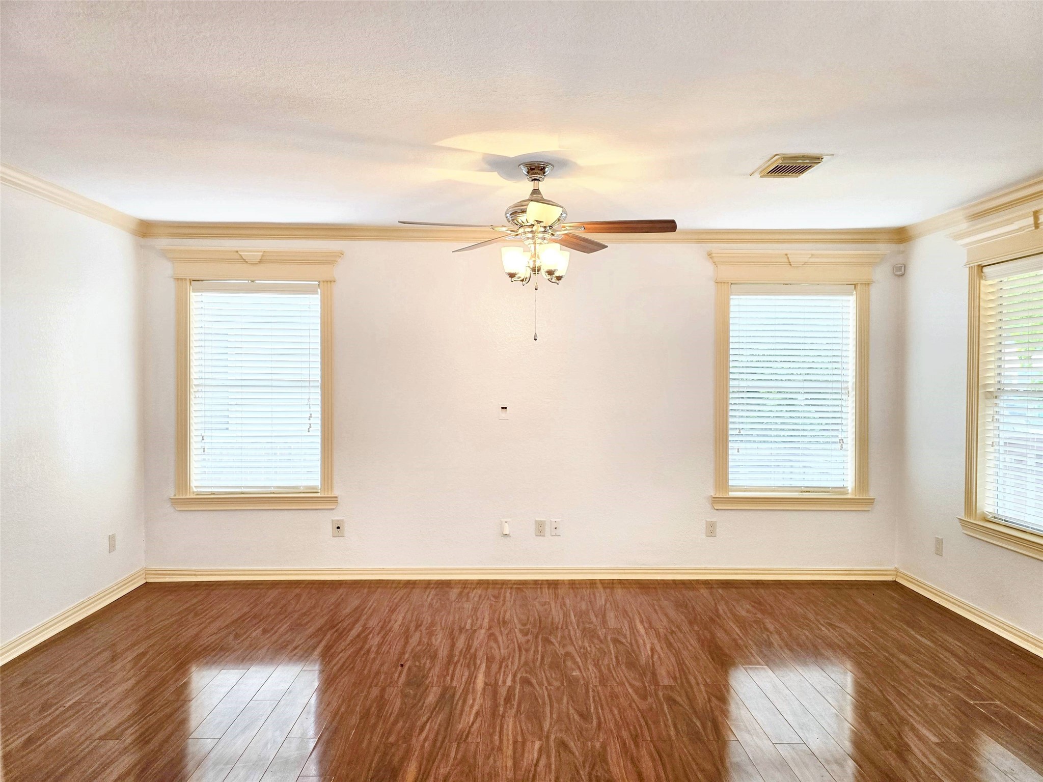 828 E 39th Street Property Photo 3