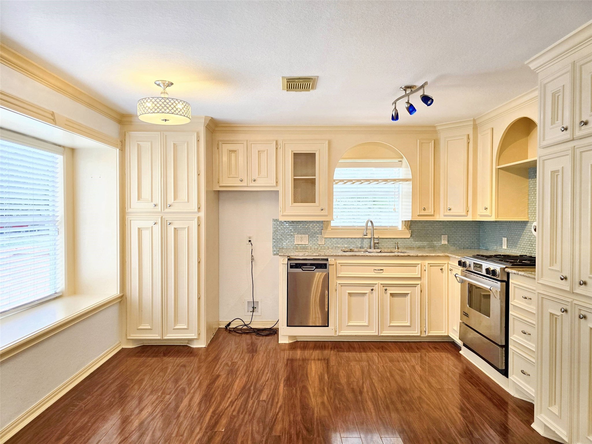 828 E 39th Street Property Photo 5