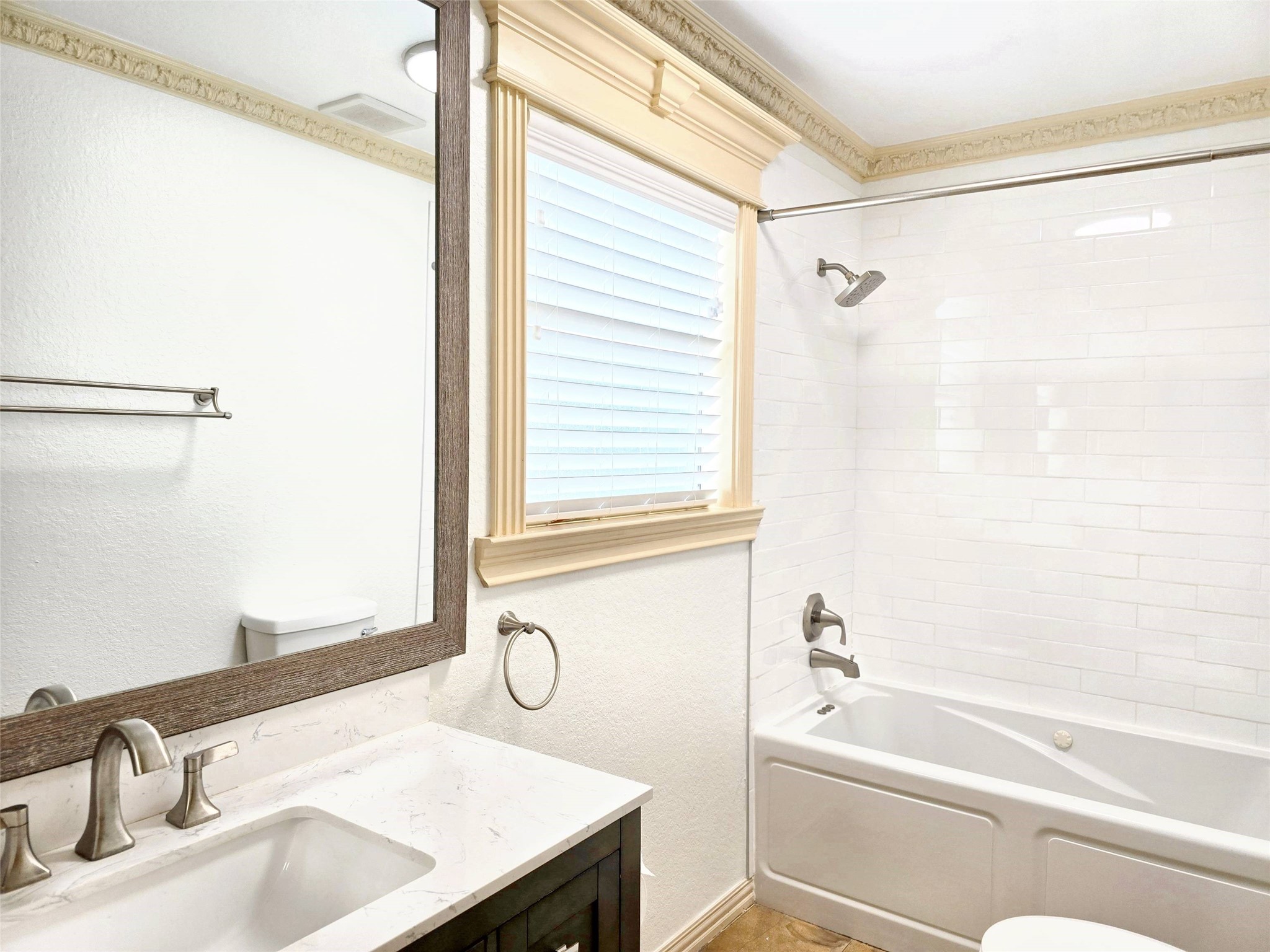 828 E 39th Street Property Photo 12