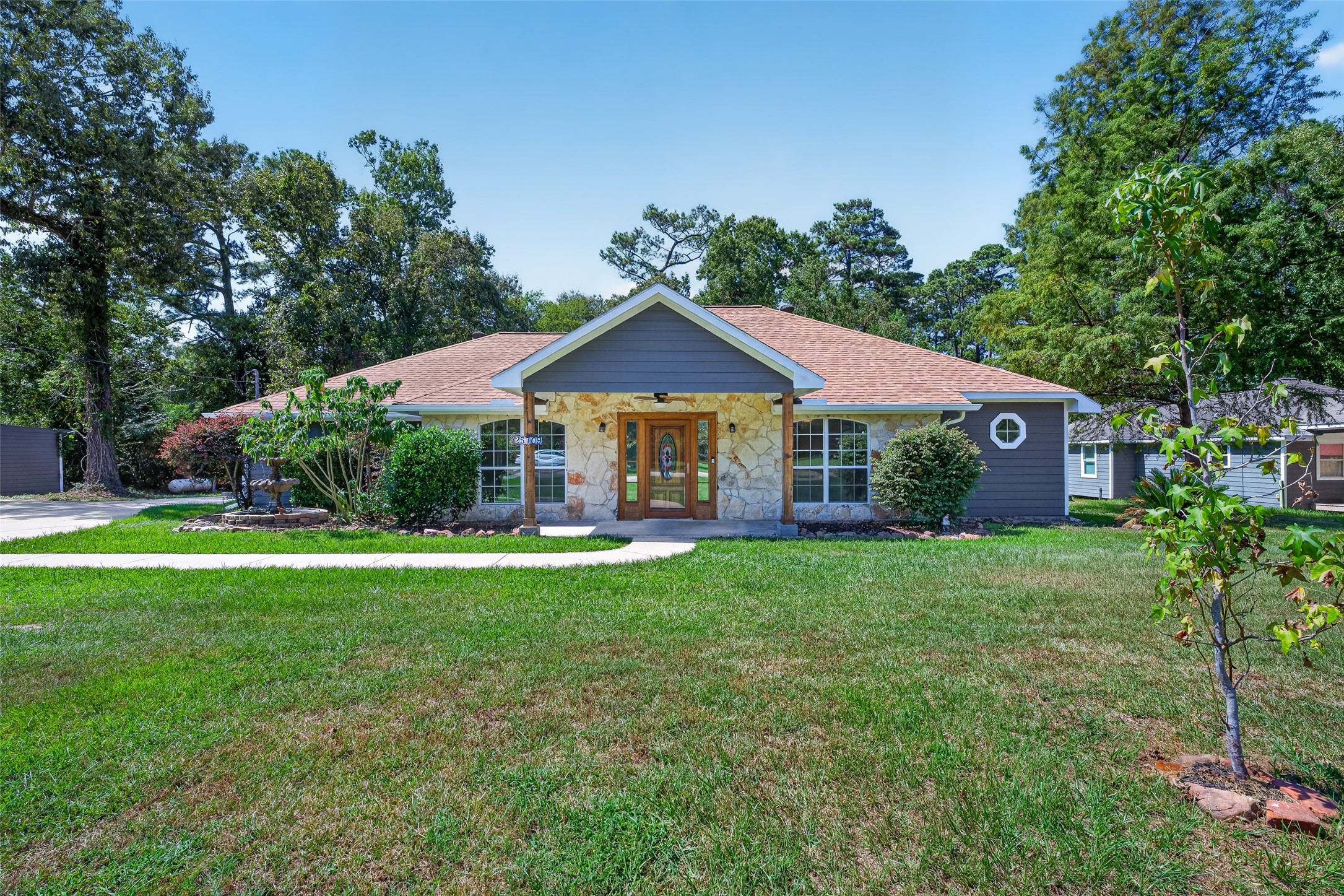 25709 Parkway Drive Property Photo 1