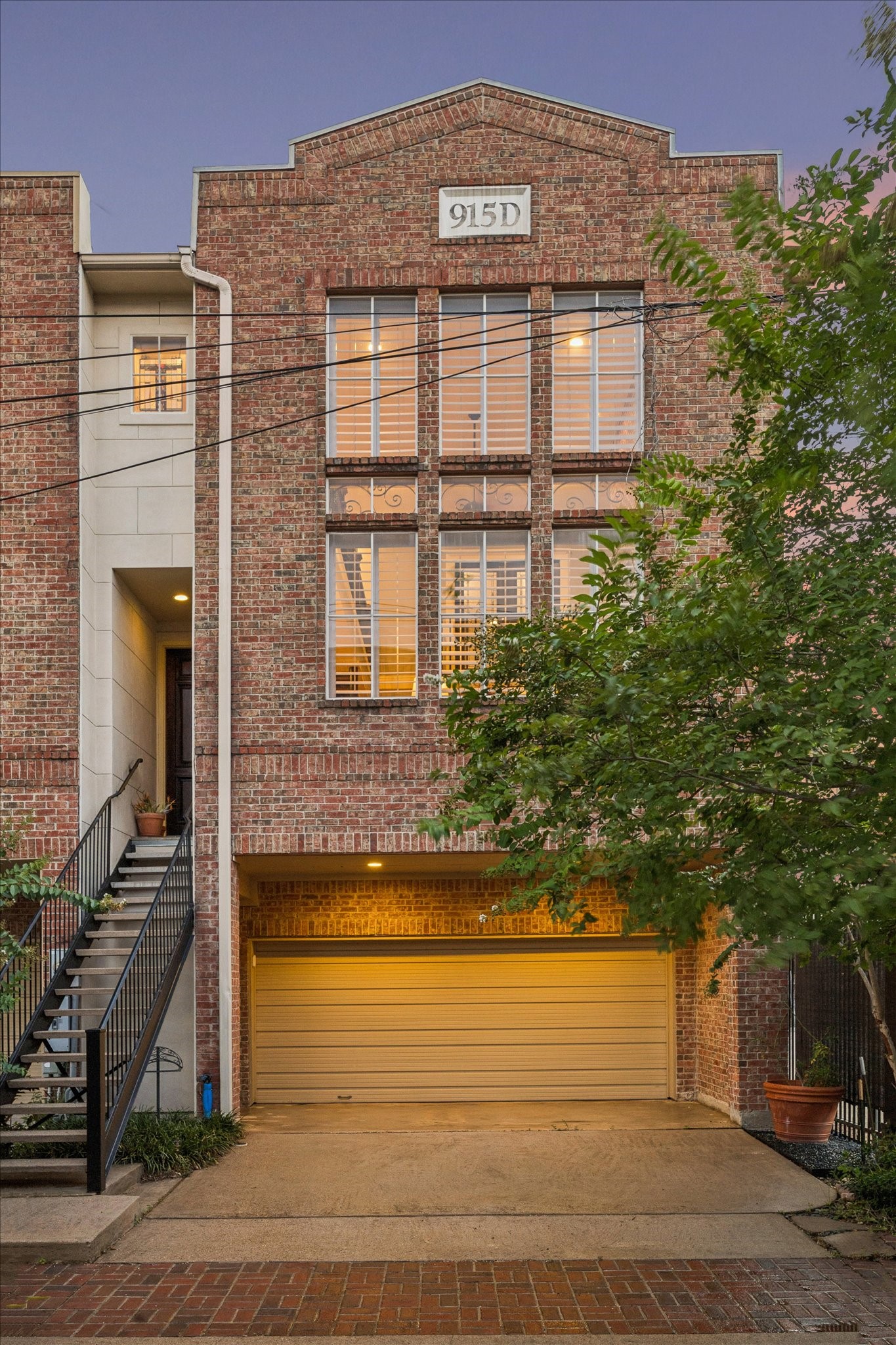 915 Knox Street D Property Photo 3