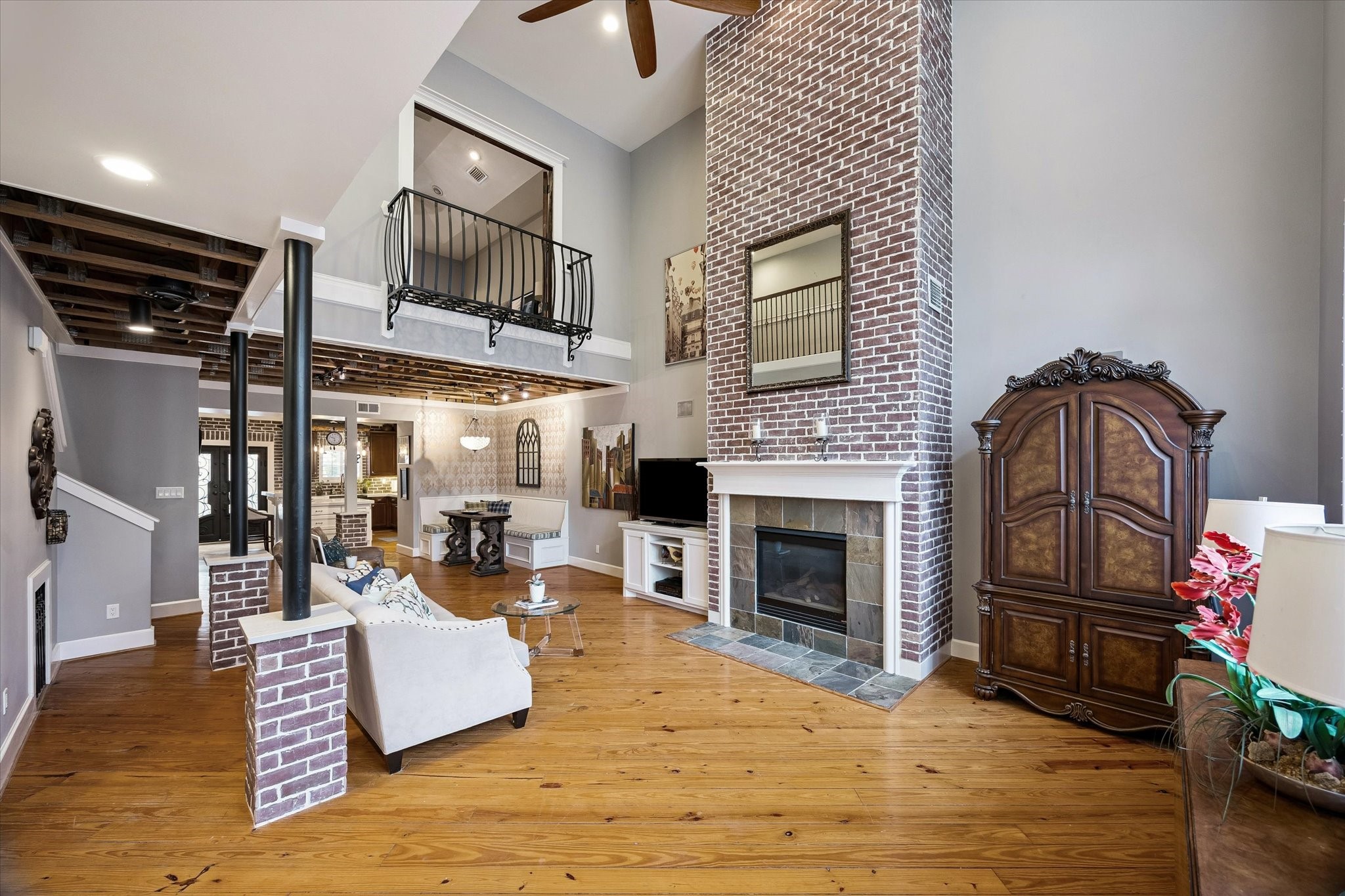 915 Knox Street D Property Photo 7
