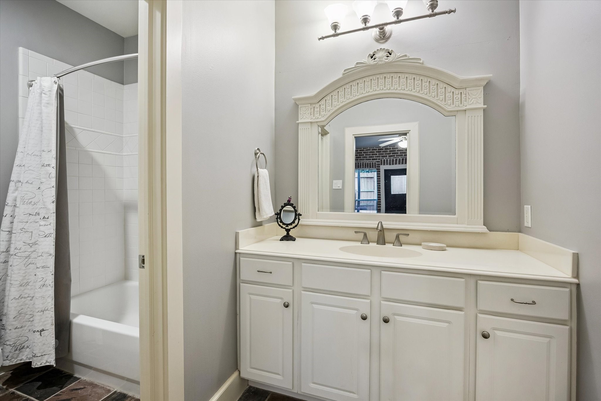 915 Knox Street D Property Photo 23