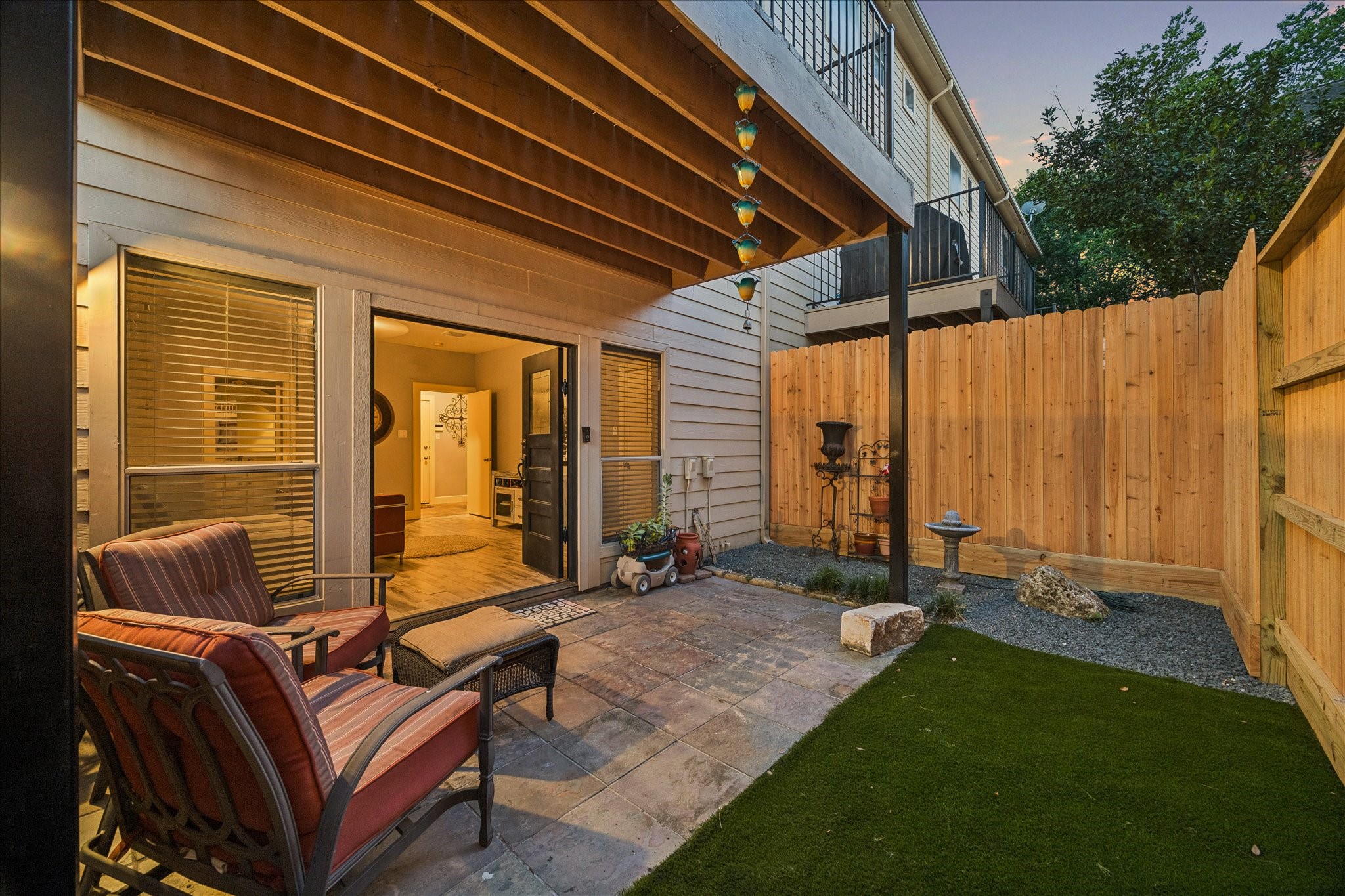 915 Knox Street D Property Photo 24
