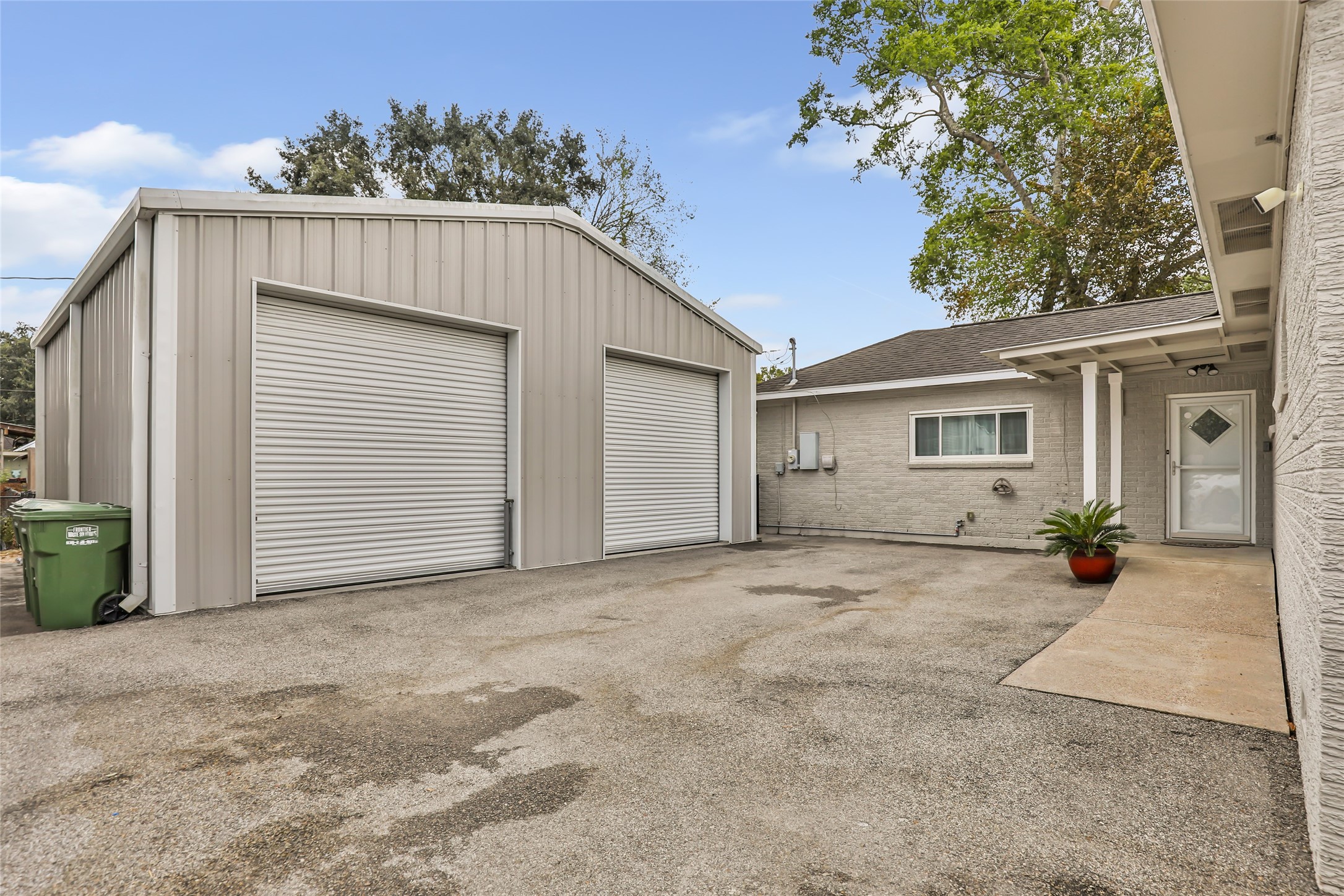 103 W Barrow Street Property Photo 3