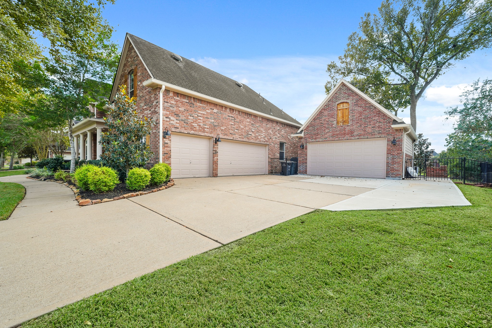 4703 Oxbow Circle W Property Photo 2