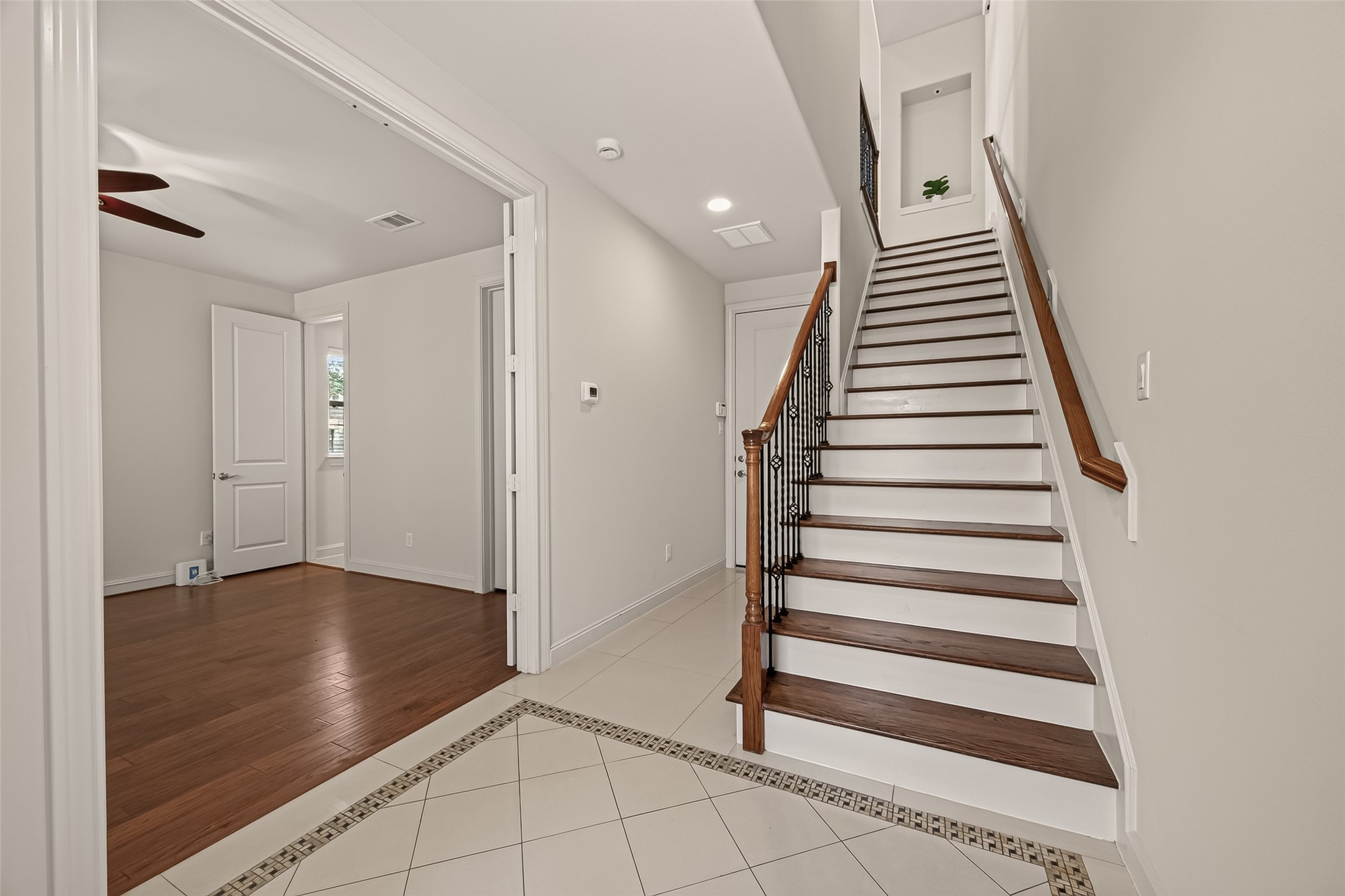 703 Live Oak Street Property Photo 4